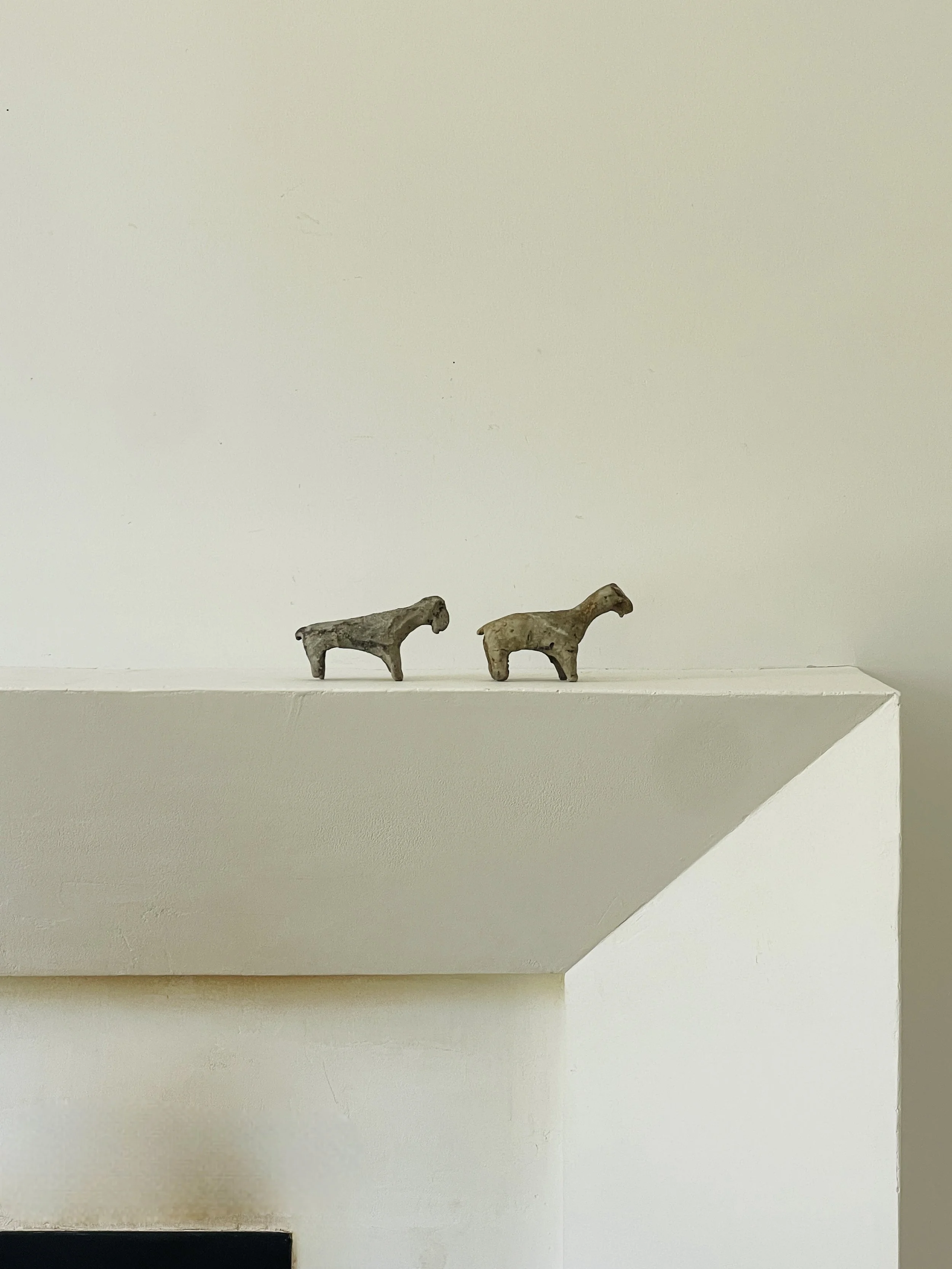 MATERI(A)NTIQUES SMALL RUSTIC CERAMIC FARM ANIMAL SET(7).jpg