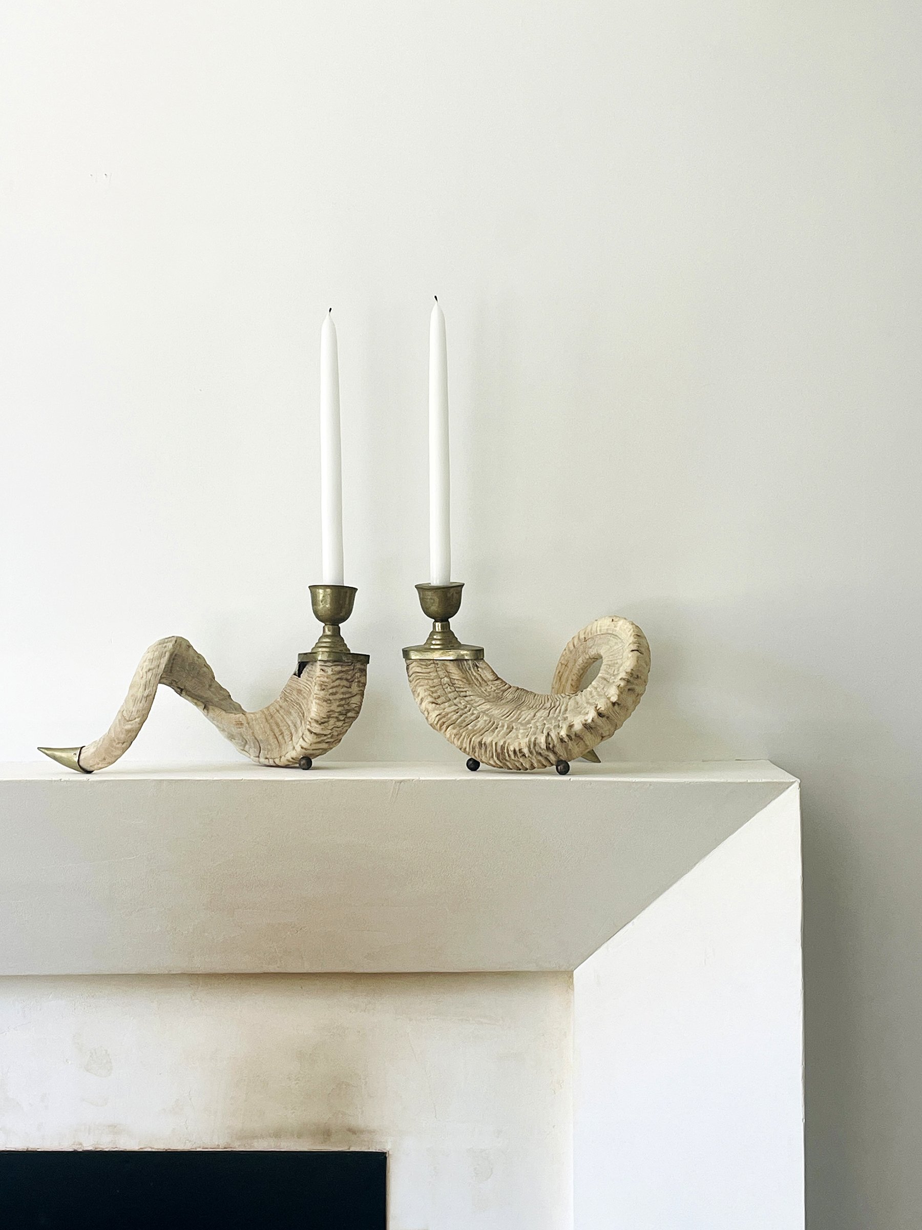 MATERI(A)NTIQUES SET OF HORN AND SILVER CANDLESTICKS(3).jpg