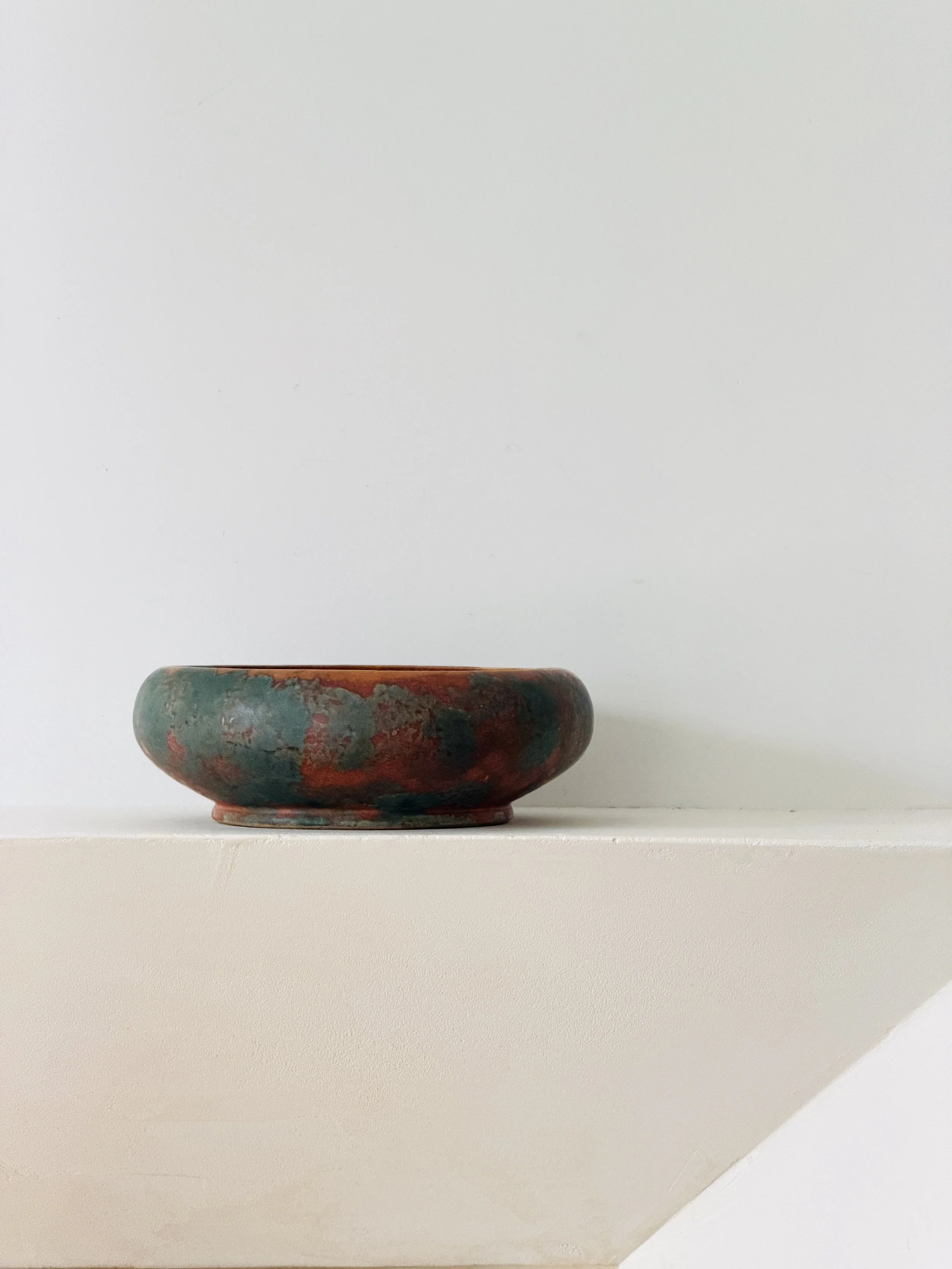 MATERI(A)NTIQUES MEDIUM OPEN MOUTH STUDIO POTTERY FOOTED BOWL WITH TERRACOTTA AND BLUE GLAZE 524-A(2).jpg