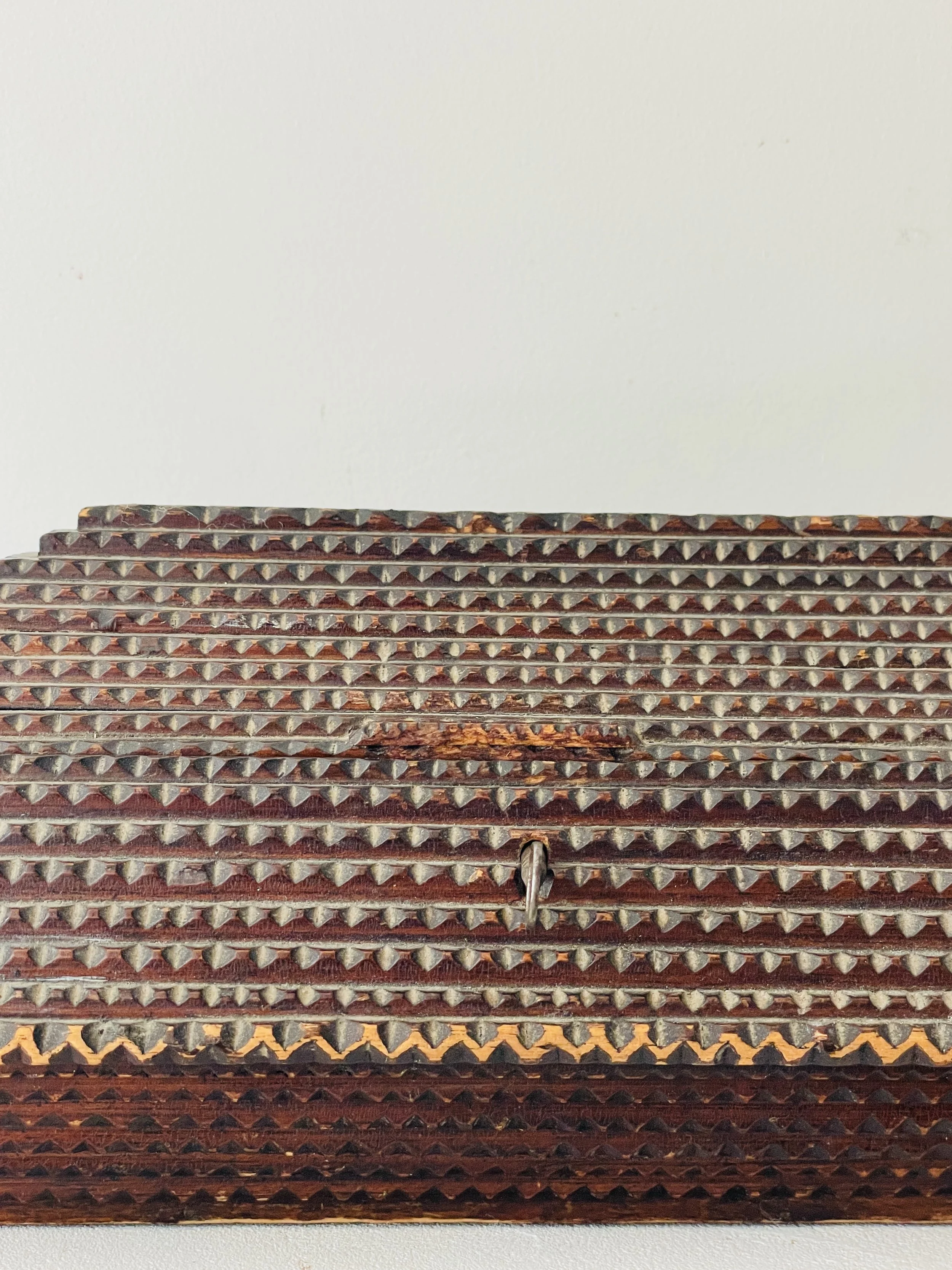 MATERI(A)NTIQUES MULTI ANGLED TRAMP ART WOODEN CURIO BOX(11).jpg