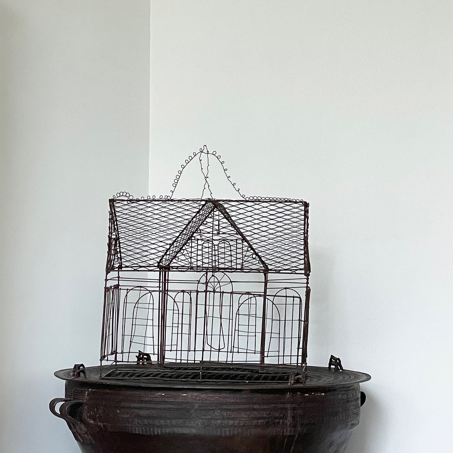 MATERI%28A%29NTIQUES+MEDIUM+PRIMITIVE+WIRE+HOUSE+BIRDCAGE%282%29.jpg