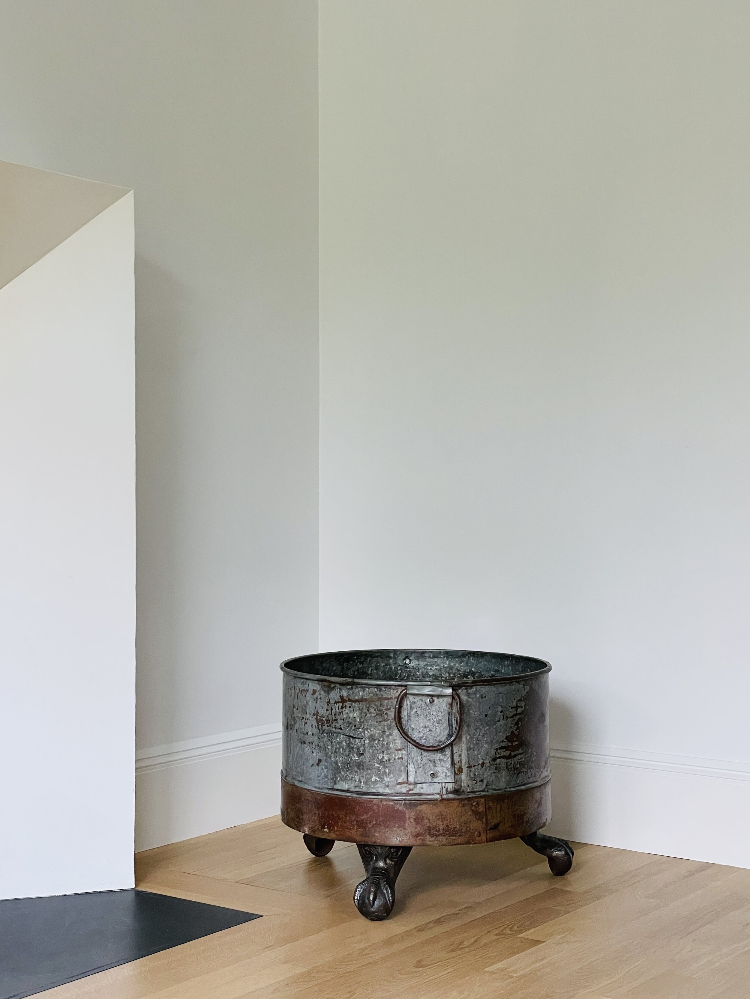 MATERI(A)NTIQUES LARGE METAL ROUND FOOTED PLANT HOLDER(4).jpg