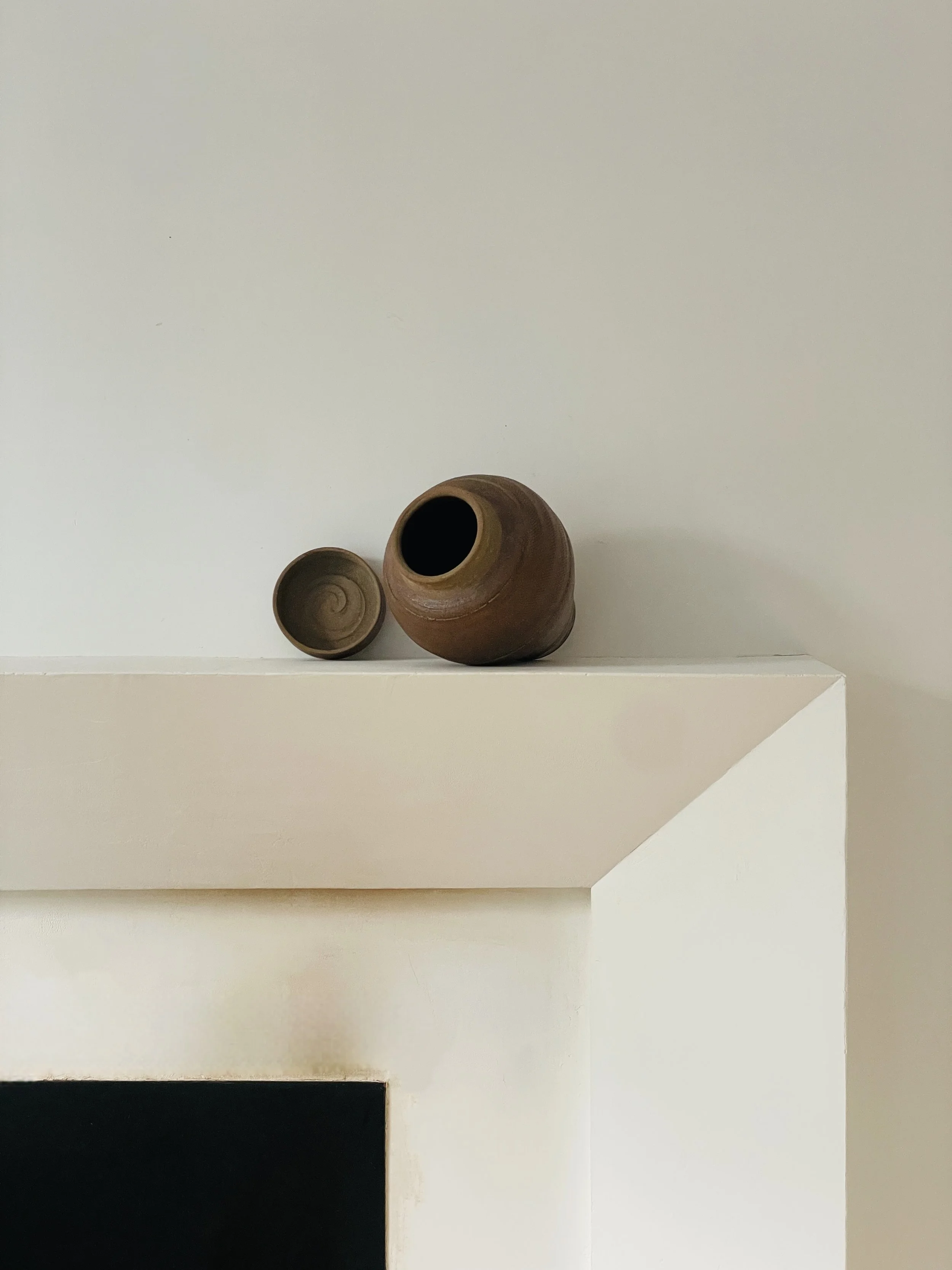 MATERI(A)NTIQUES MEDIUM LIDDED STUDIO POTTERY VASE WITH SURFACE DESIGN(5).jpg