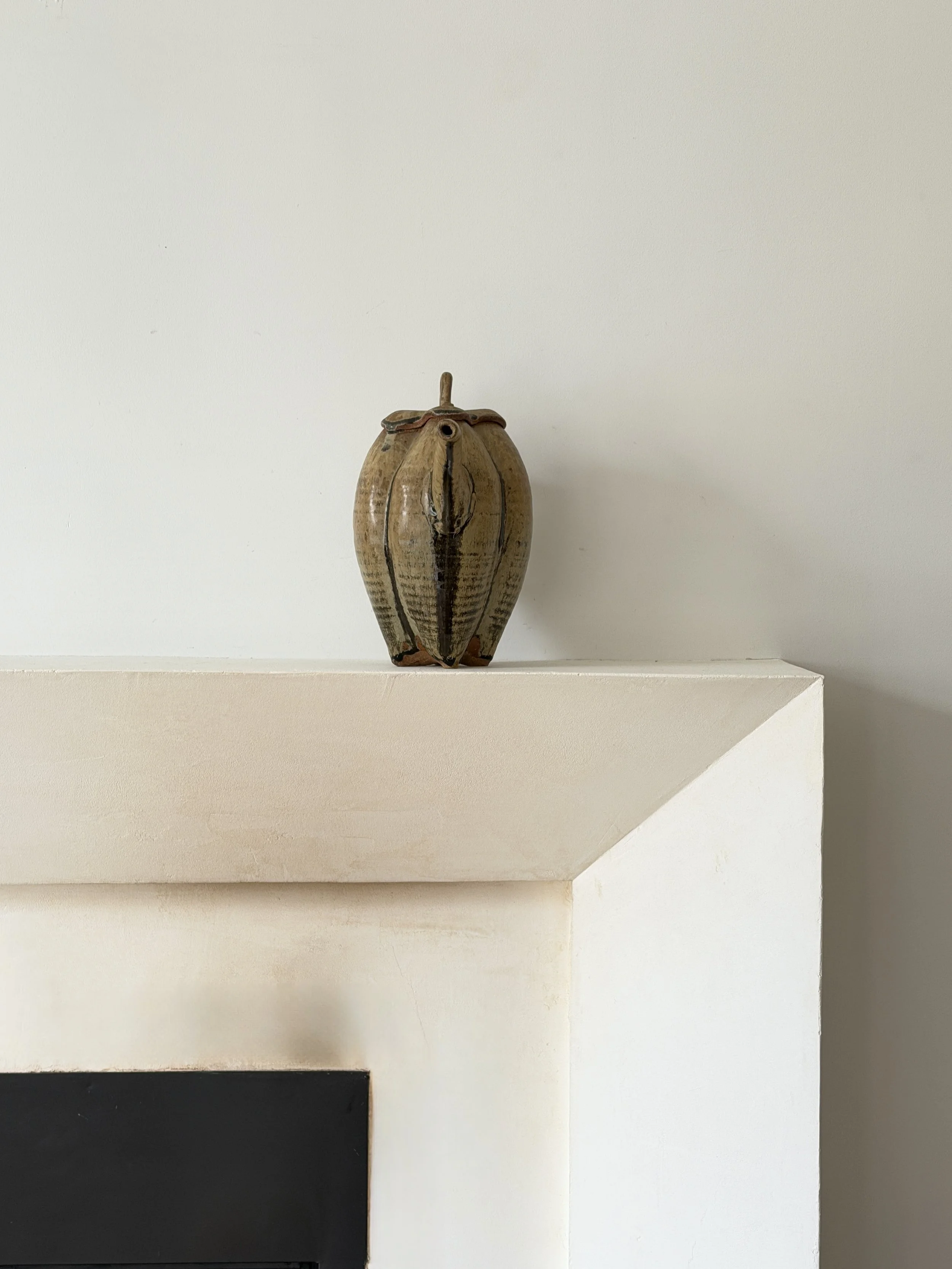 MATERI(A)NTIQUES STUDIO ART POTTERY BULBOUS SCULPTURAL TEAPOT 465-A(3).jpg