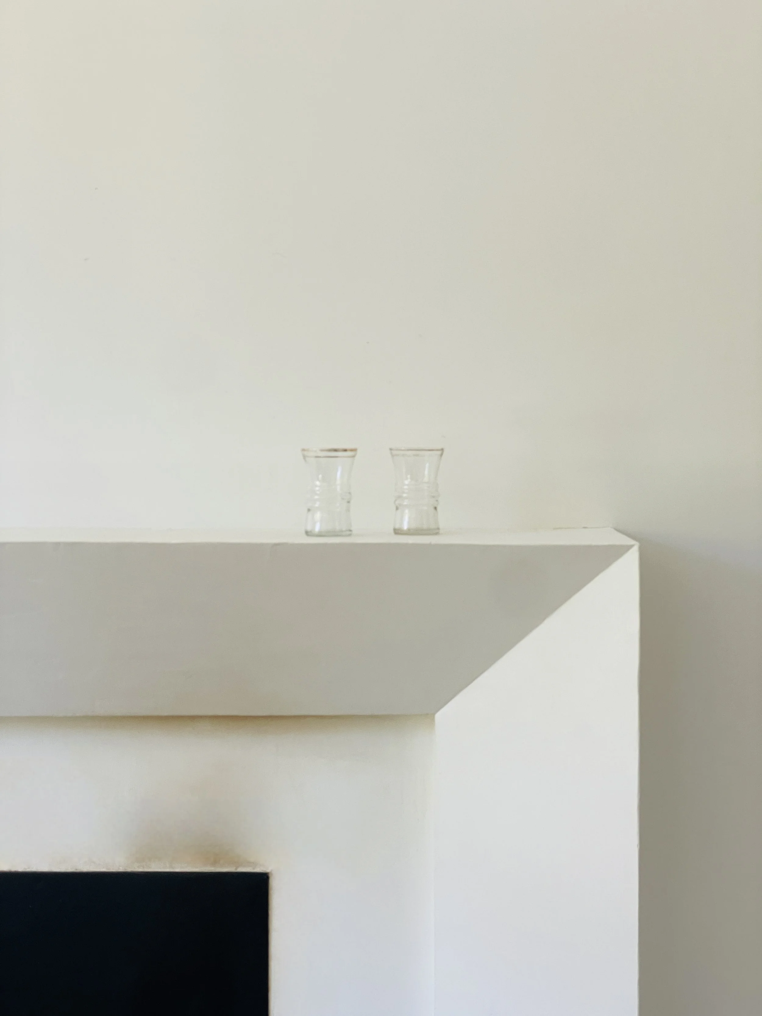 MATERI(A)NTIQUES SET OF TWO GOLD RIMMED ORANGE JUICE GLASSES.jpg