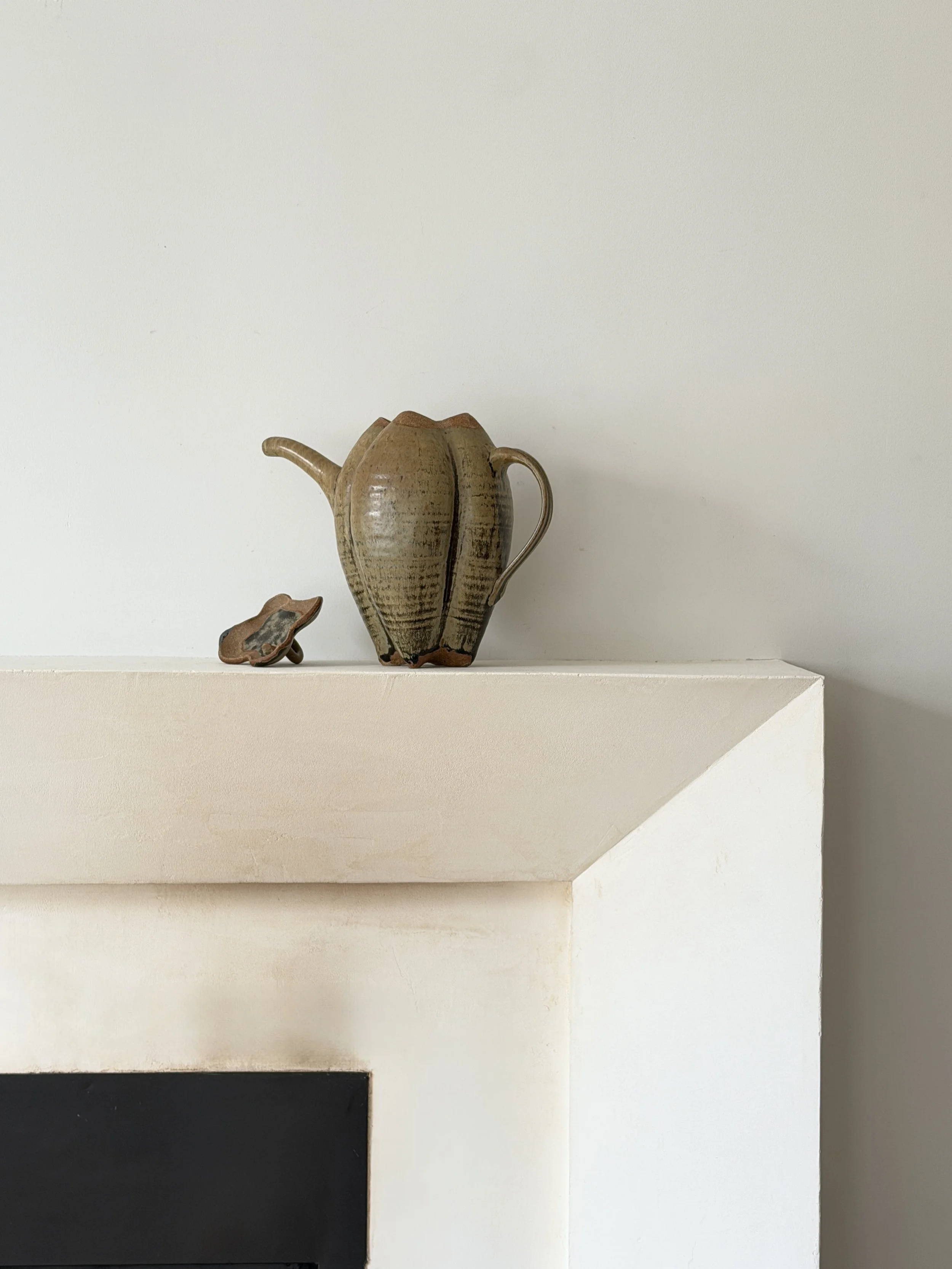 MATERI(A)NTIQUES STUDIO ART POTTERY BULBOUS SCULPTURAL TEAPOT 465-A(6).jpg