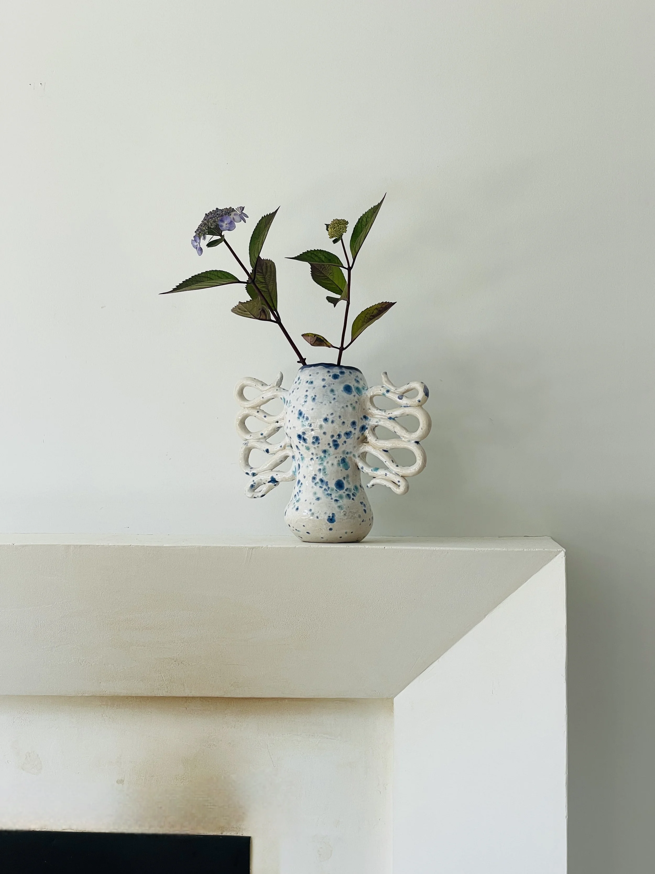 MATERI(A)NTIQUES MEDIUM IVORY AND NAVY STUDIO POTTERY VESSEL WITH SQUIGGLE HANDLES AND SPLATTER GLAZE(6).jpg