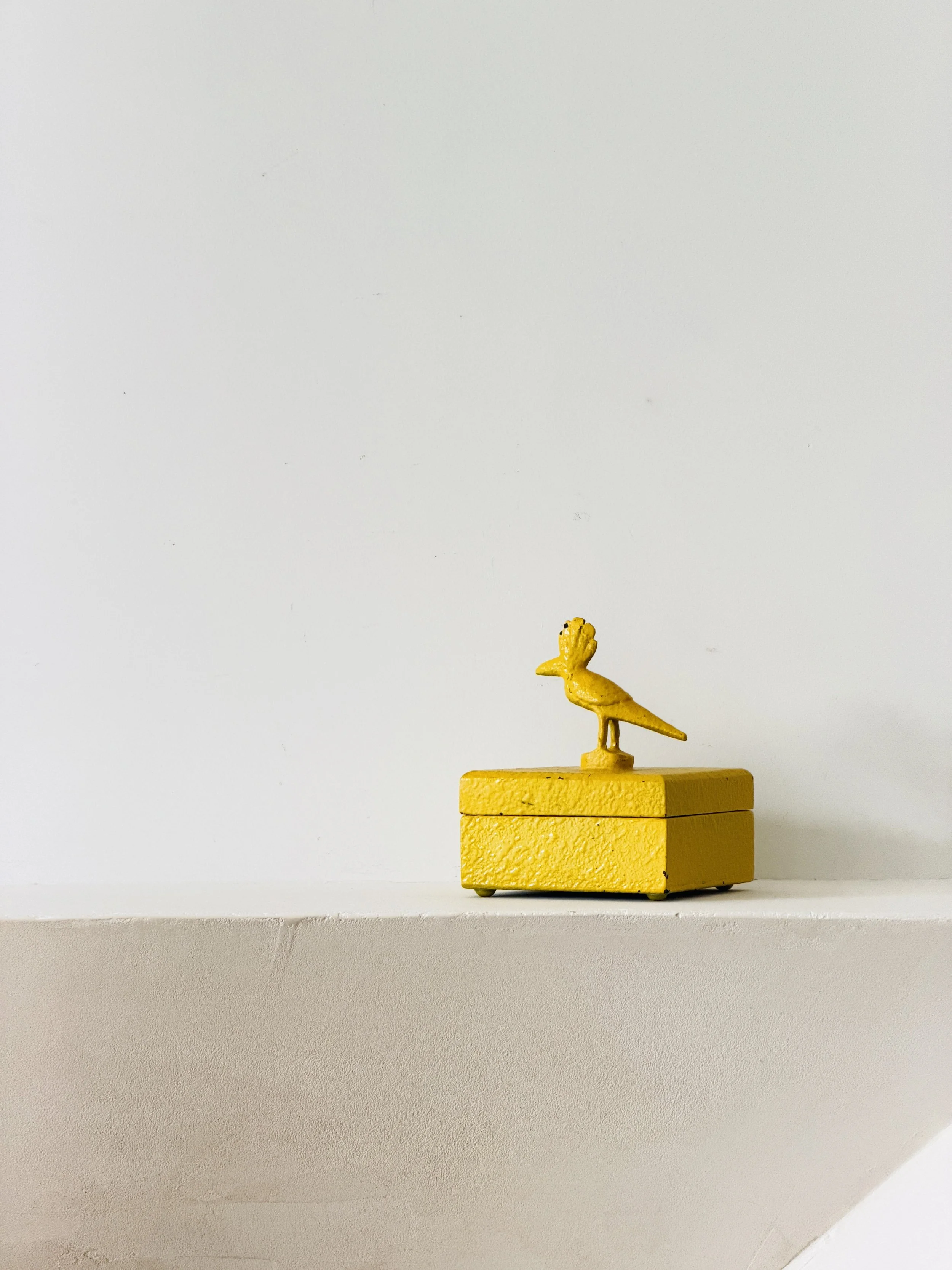 MATERI(A)NTIQUES SMALL BRIGHT YELLOW TROPICAL BIRD BOX 467-A(2).jpg