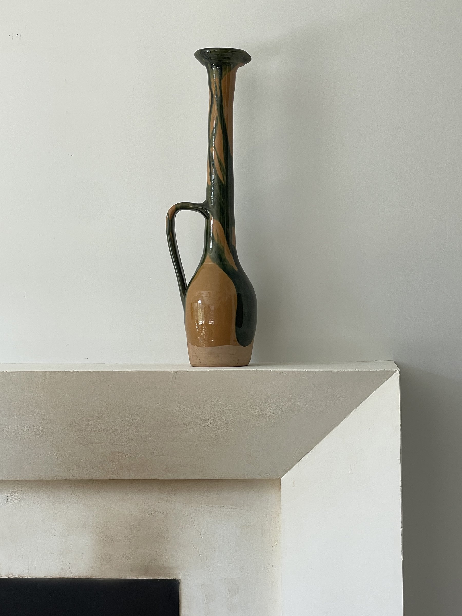 MATERI(A)NTIQUES GIRAFFE NECK MUSTARD:GREEN STUDIO POTTERY PITCHER(2).jpg