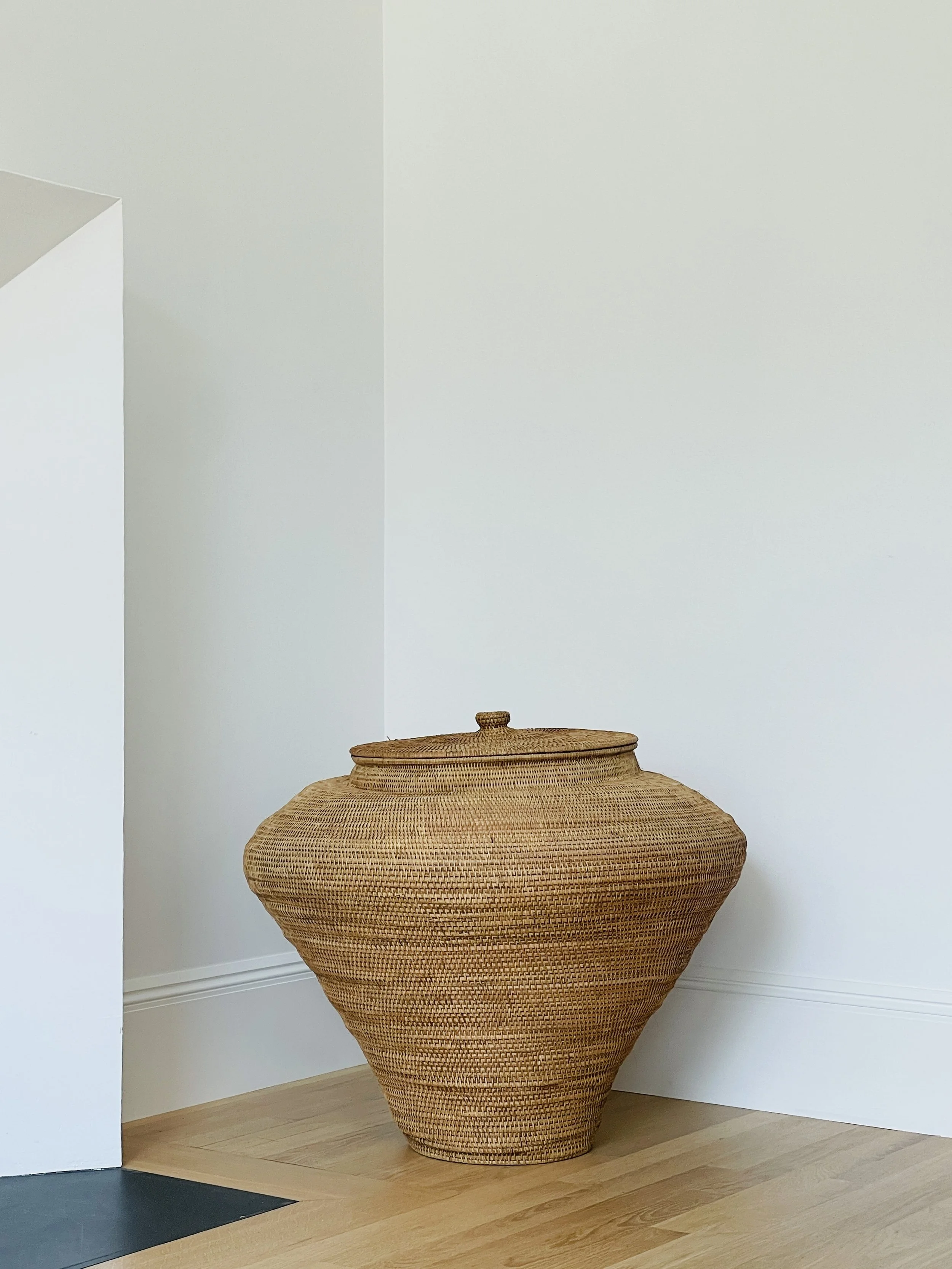 MATERI(A)NTIQUES LARGE SNAKE CHARMERS BASKET(4).jpg