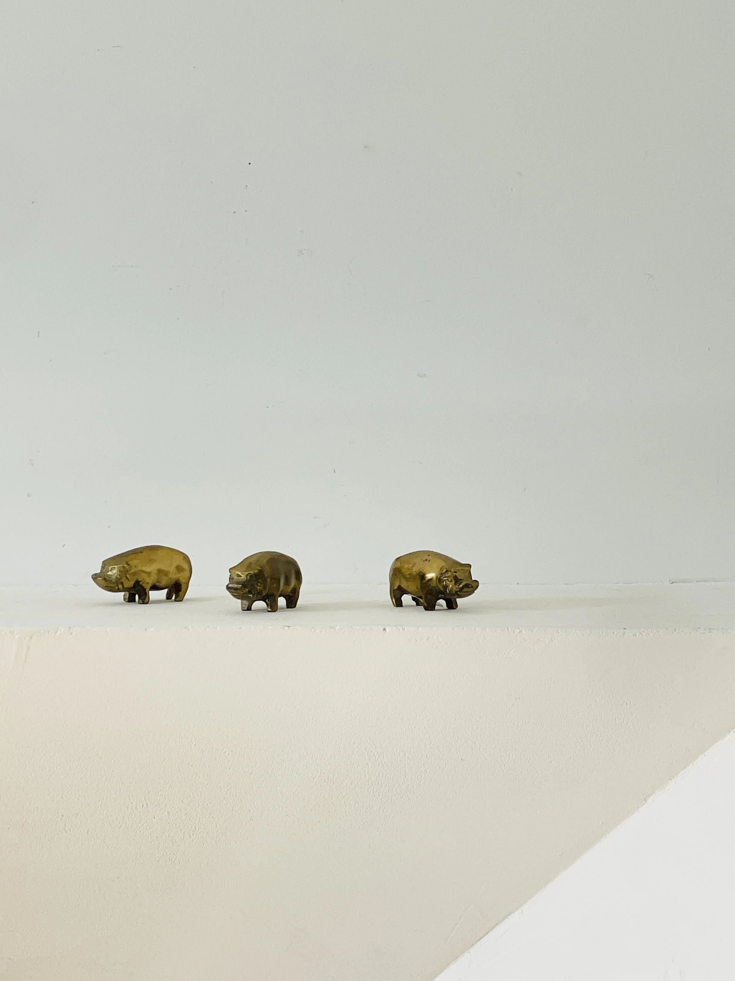 MATERI(A)NTIQUES SET OF 3 CAST BRASS TINY PIGS(2).jpg