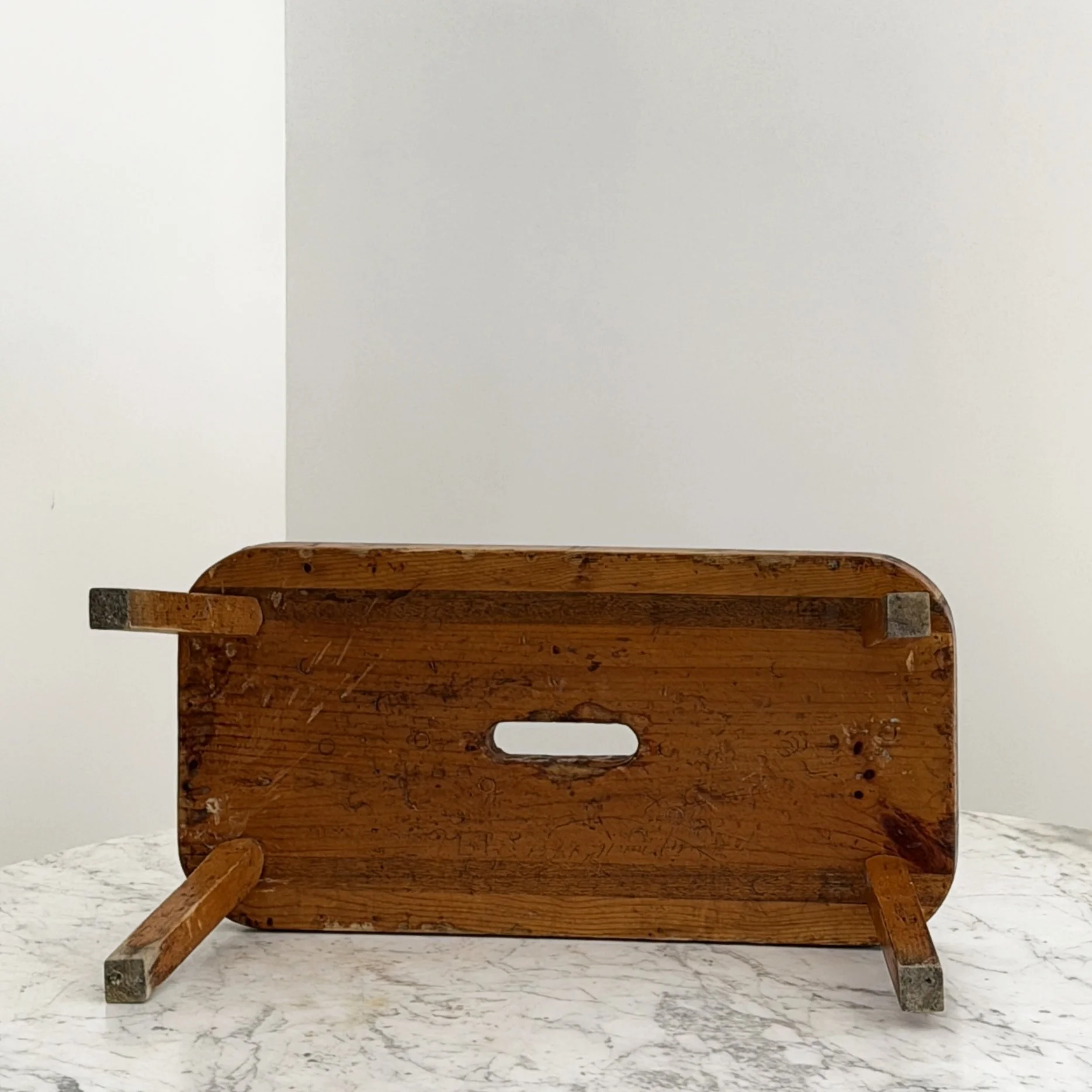 MATERI(A)NTIQUES LOW WOODEN STEPSTOOL WITH HANDHOLD.5.jpg