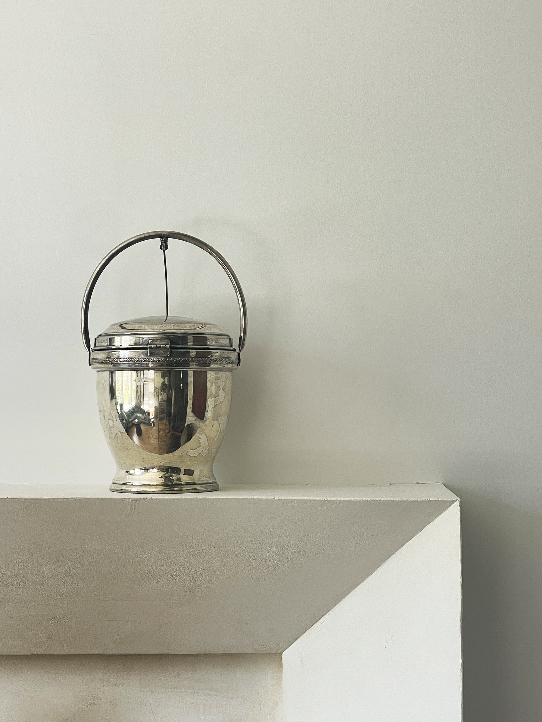 MATERI(A)NTIQUES SILVER PLATE FLIP-TOP ICE BUCKET(2).jpg
