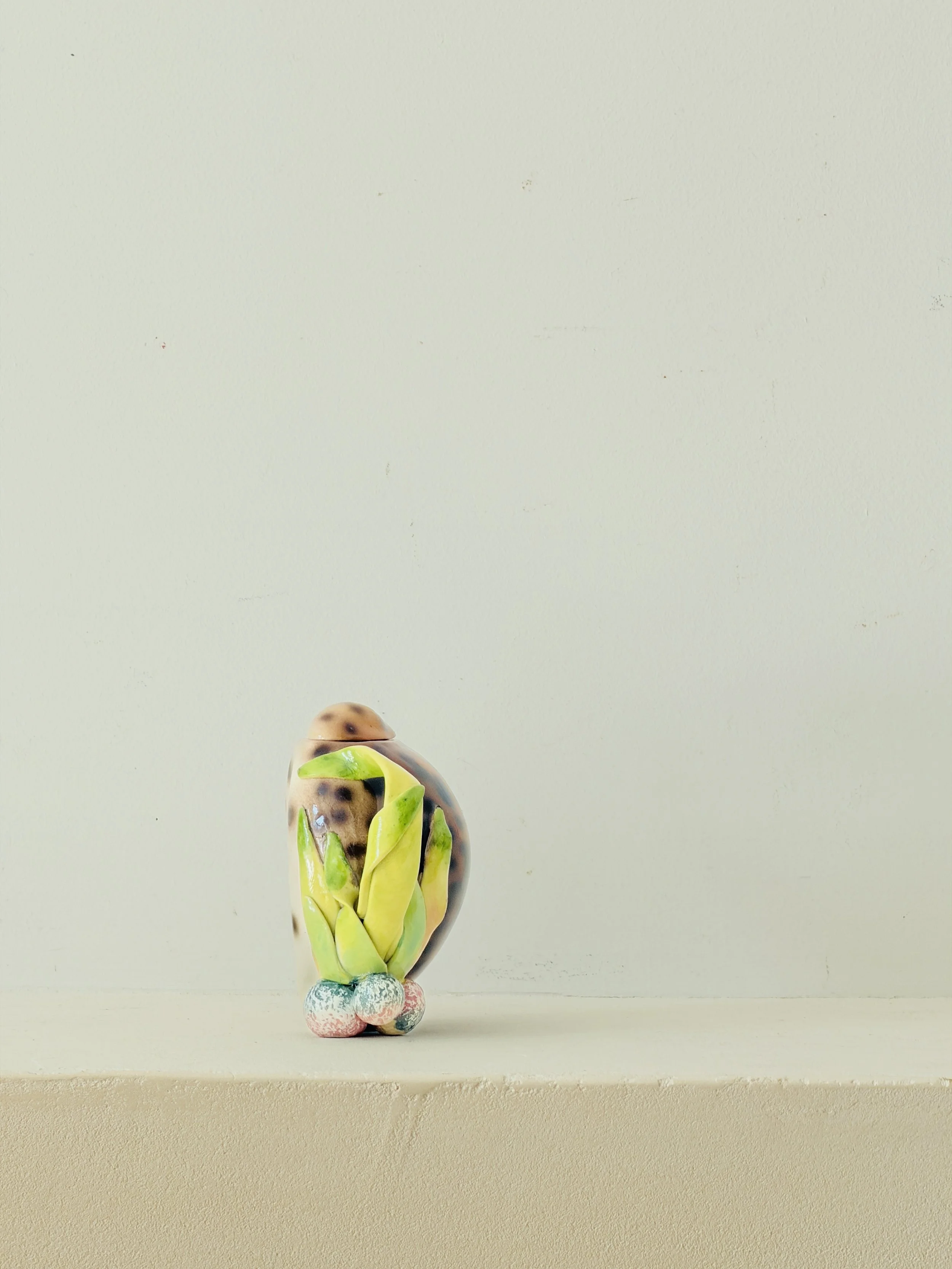 MATERI(A)NTIQUES SET OF 3 TINY PORCELAIN SHELL AND VEGETABLE LIDDED PITCHERS.15.jpg