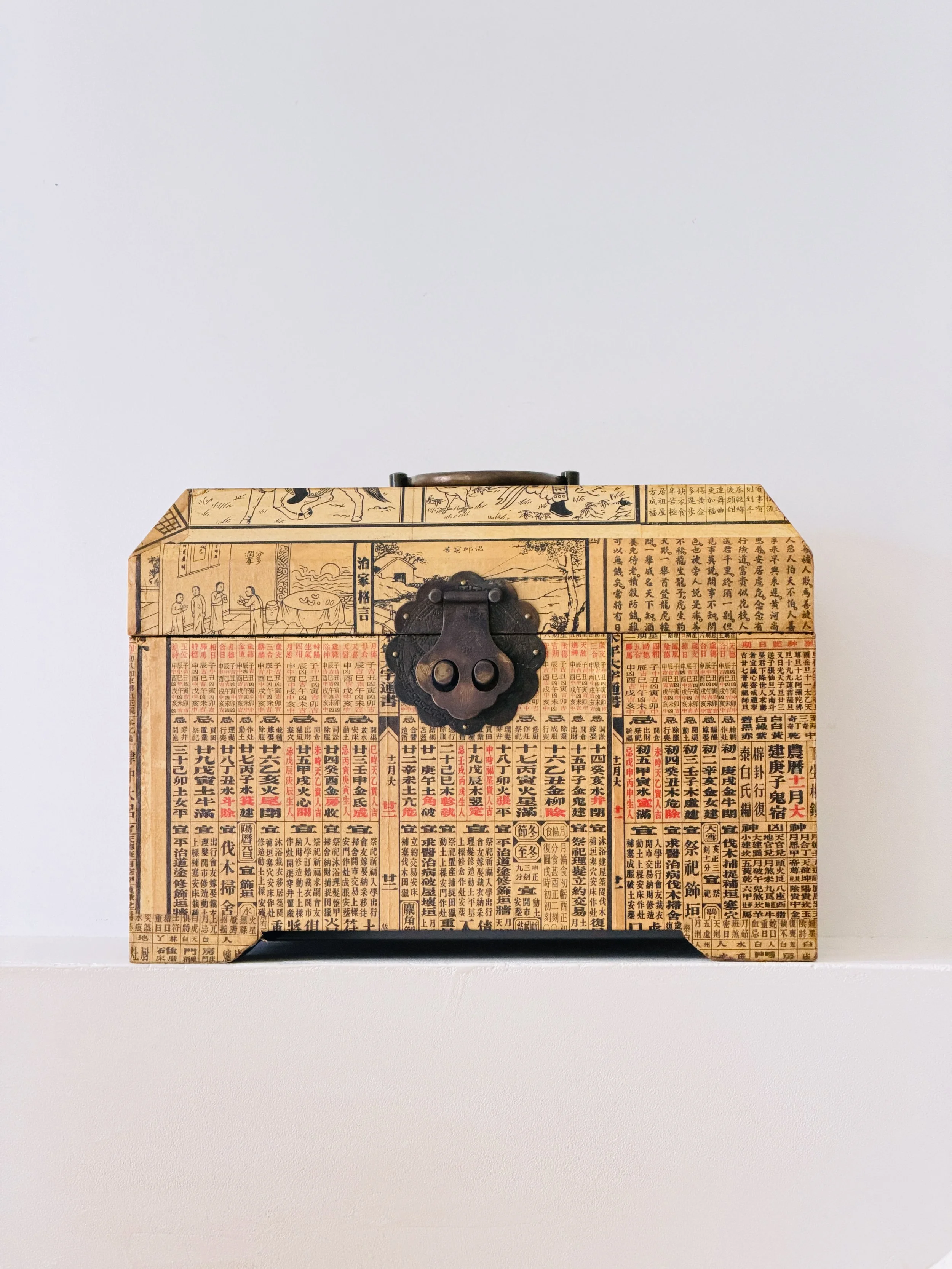 MATERI(A)NTIQUES LARGE DECOUPAGE WOODEN HINGED BOX WITH CHINESE NEWSPRINT 582-A(2).jpg