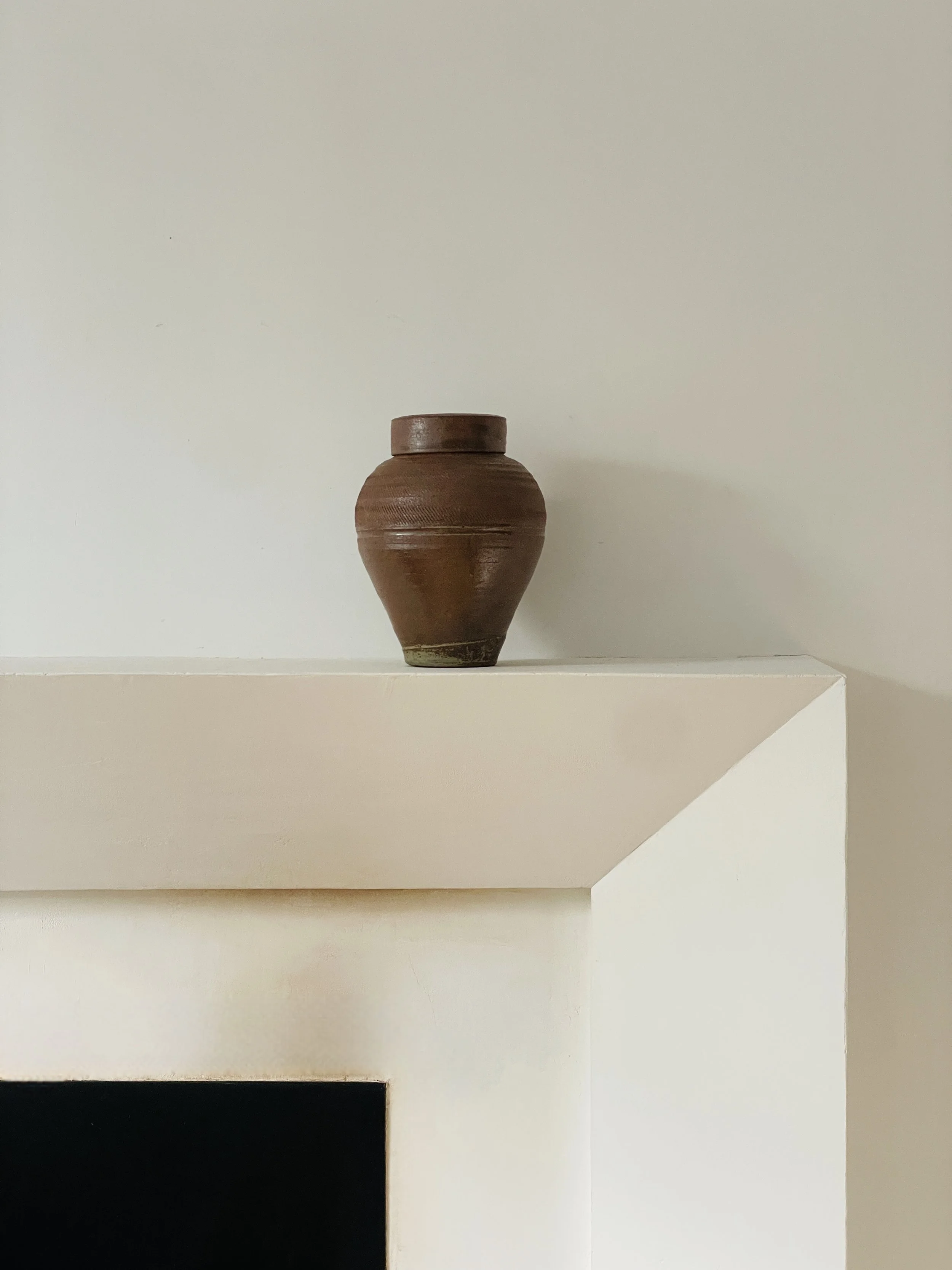 MATERI(A)NTIQUES MEDIUM LIDDED STUDIO POTTERY VASE WITH SURFACE DESIGN(2).jpg