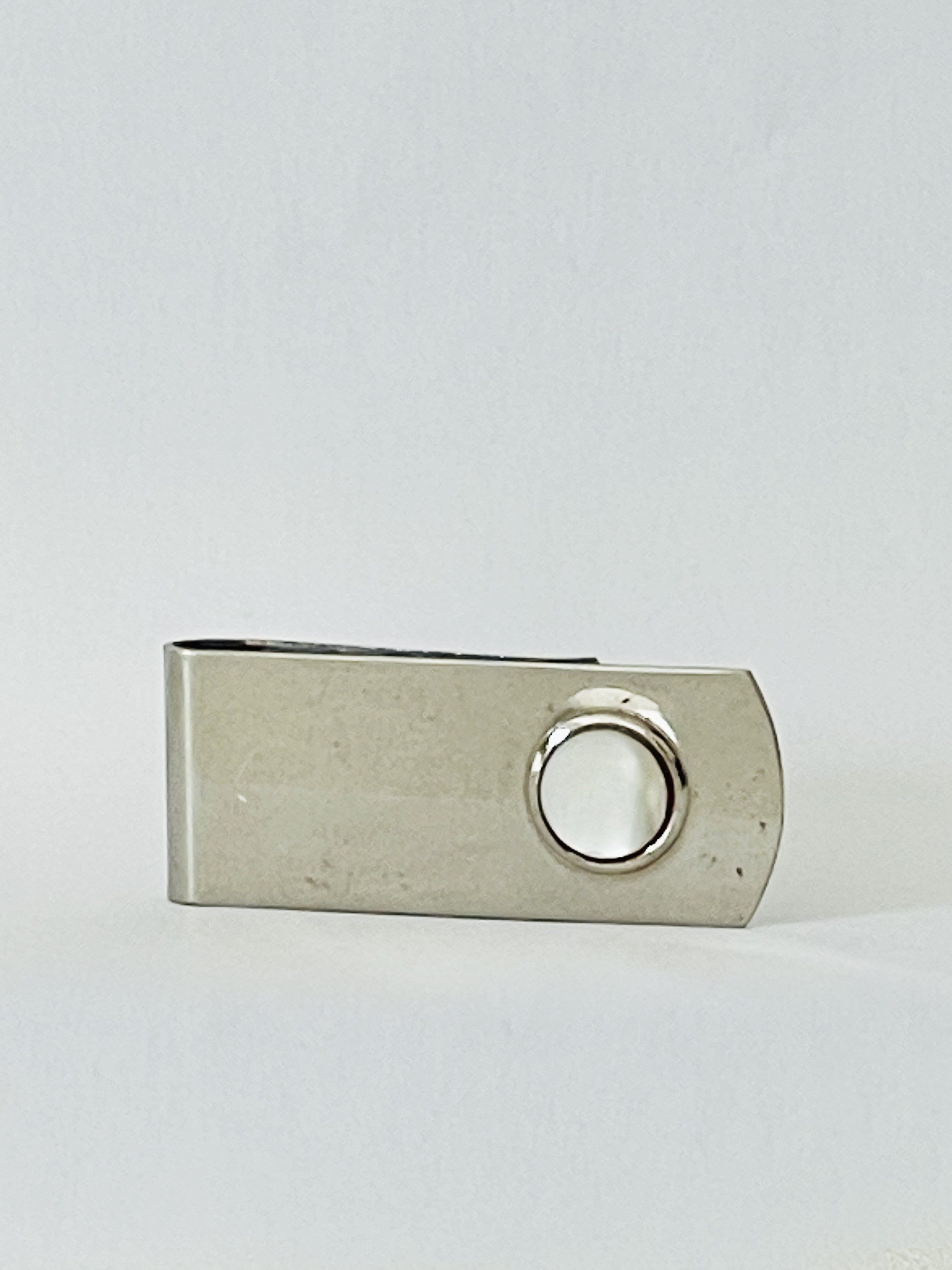 MATERI(A)NTIQUES SILVER PLATE MONEY CLIP WITH MOONSTONE CIRCULAR DETAIL(2).jpg