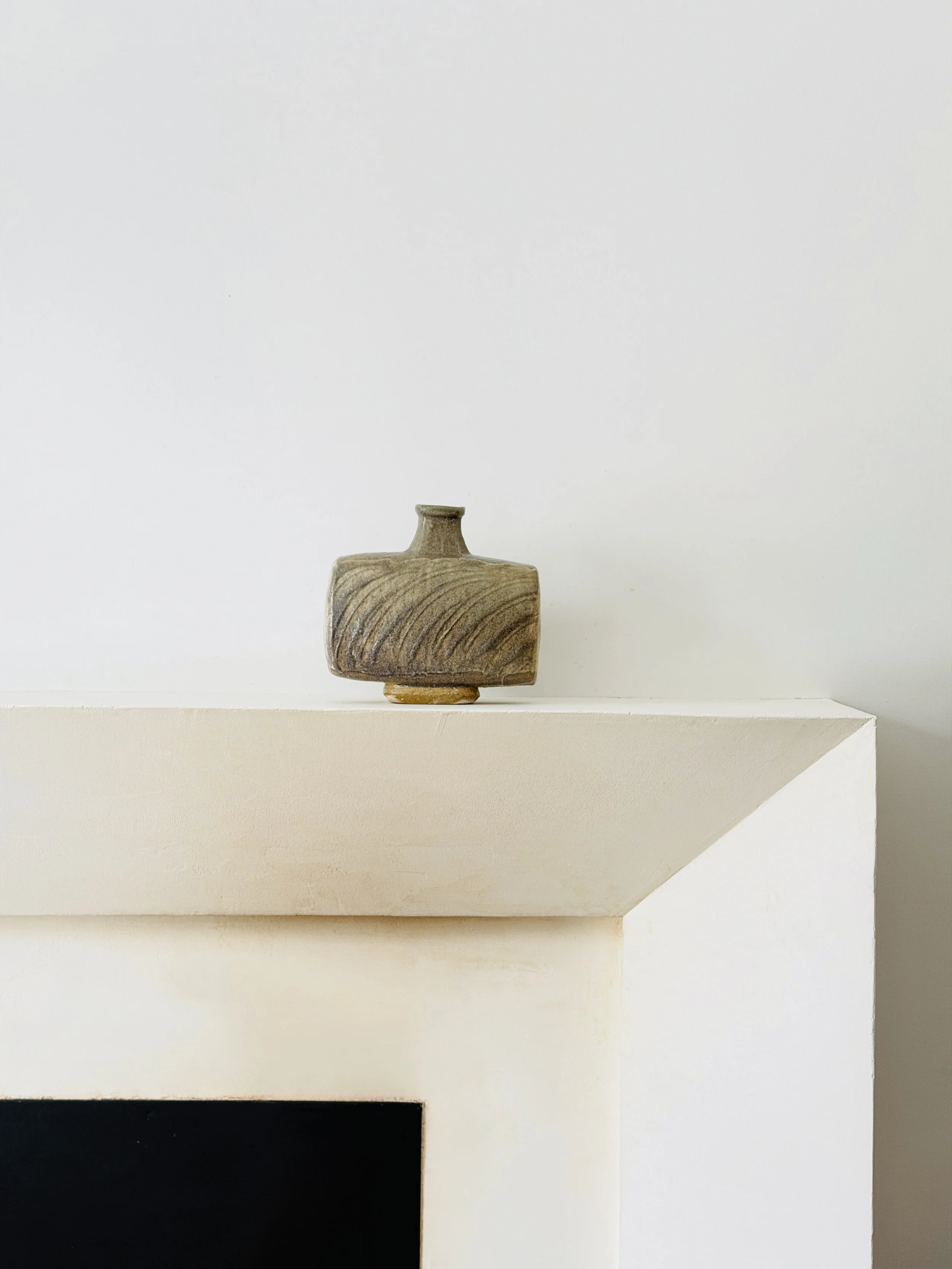 MATERI(A)NTIQUES MEDIUM BEIGE RECTANGULAR STUDIO POTTERY VASE ON RAISED FOOT(4).jpg