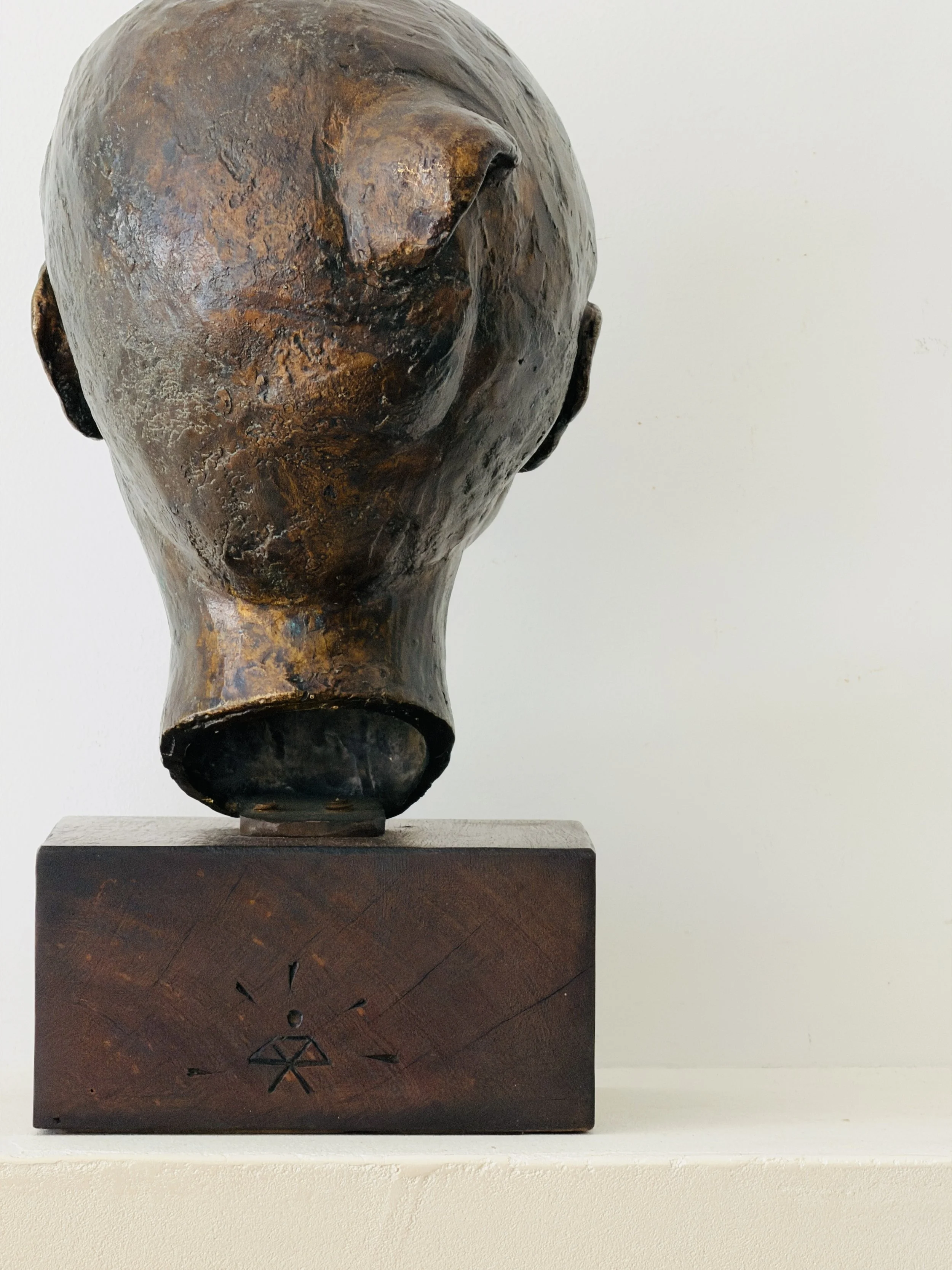 MATERI(A)NTIQUES MEDIUM BRONZE FEMALE BUST ON WOODEN STAND.6.jpg