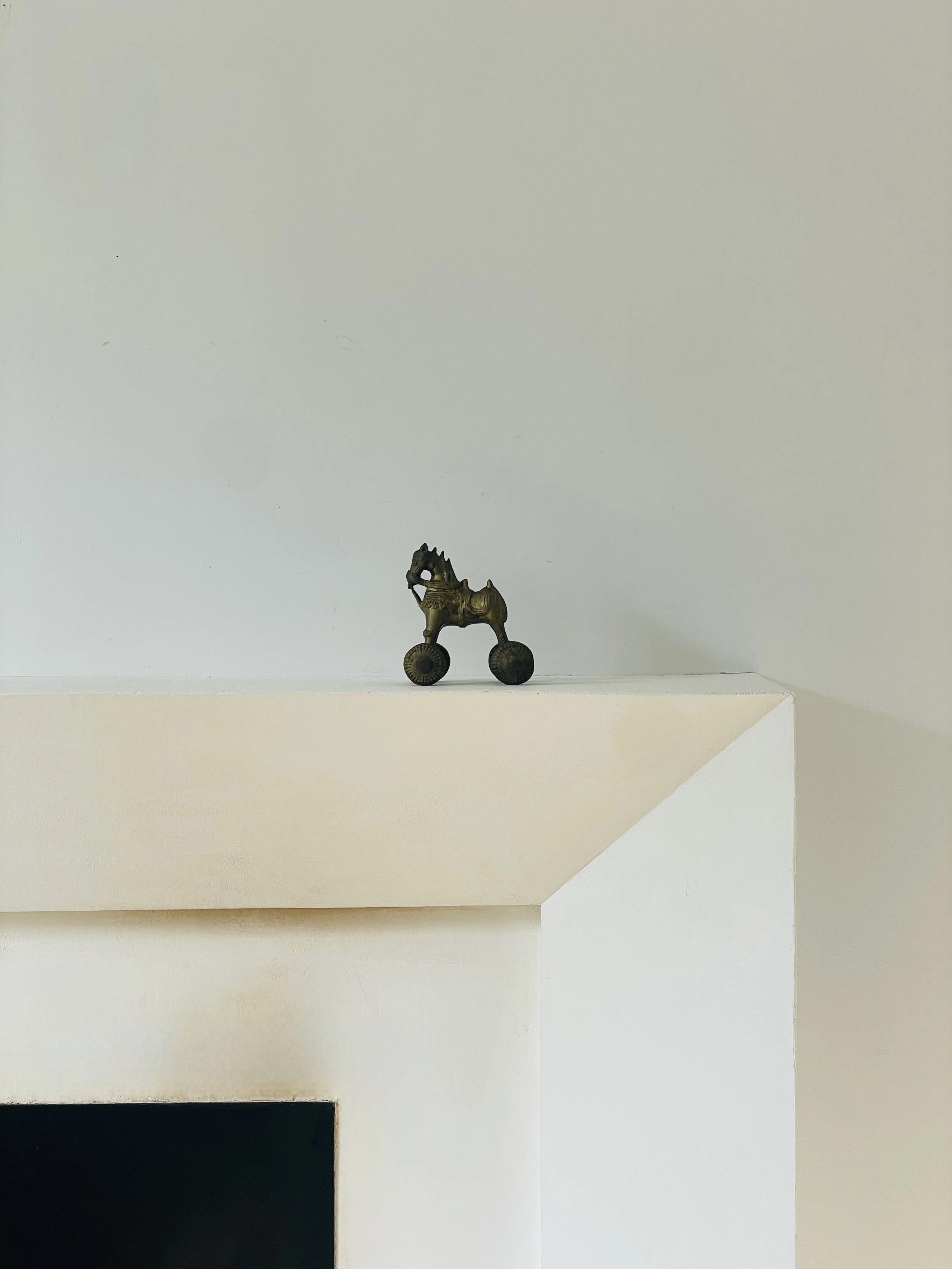 MATERI(A)NTIQUES BRASS TOY HORSE WITH PARTIALLY MOBILE WHEELS(4).jpg