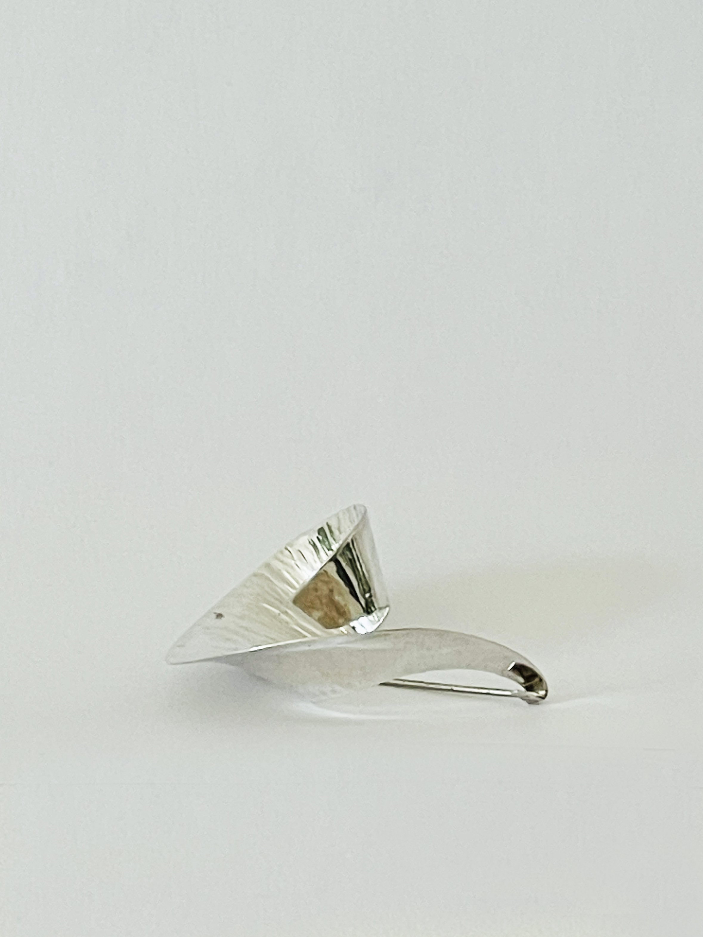 MATERI(A)NTIQUES UNISEX STERLING SPIRAL BROOCH(3).jpg