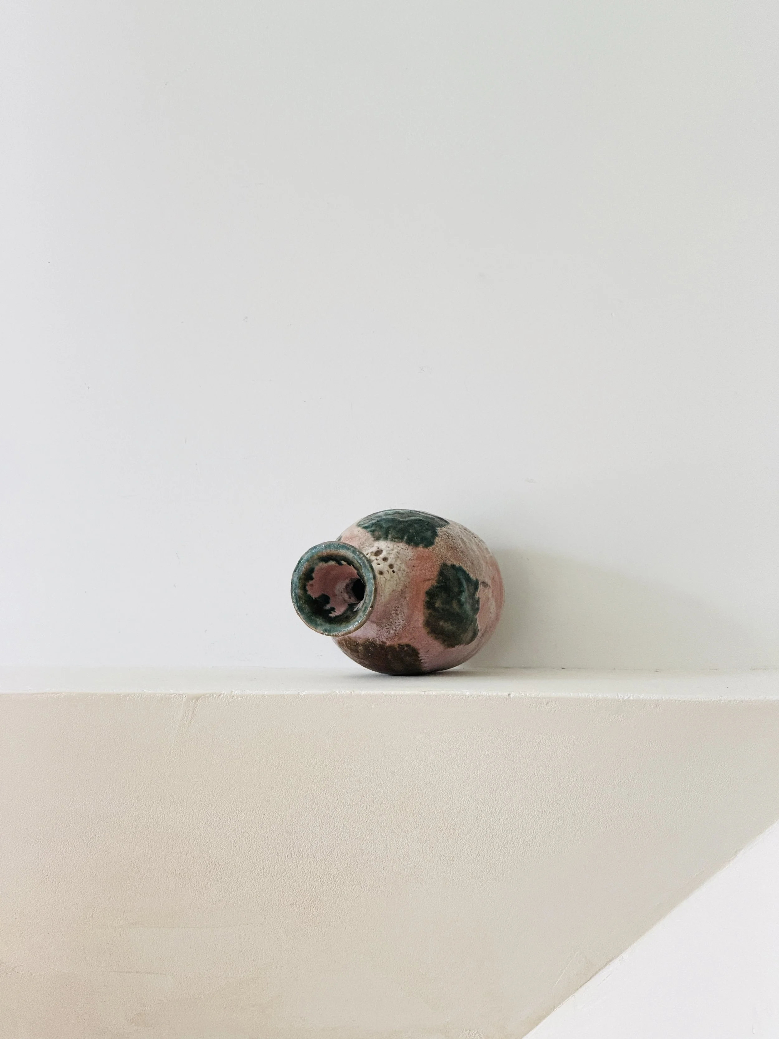 MATERI(A)NTIQUES SMALL PINK AND GREEN STUDIO POTTERY VESSEL 530-A(6).jpg
