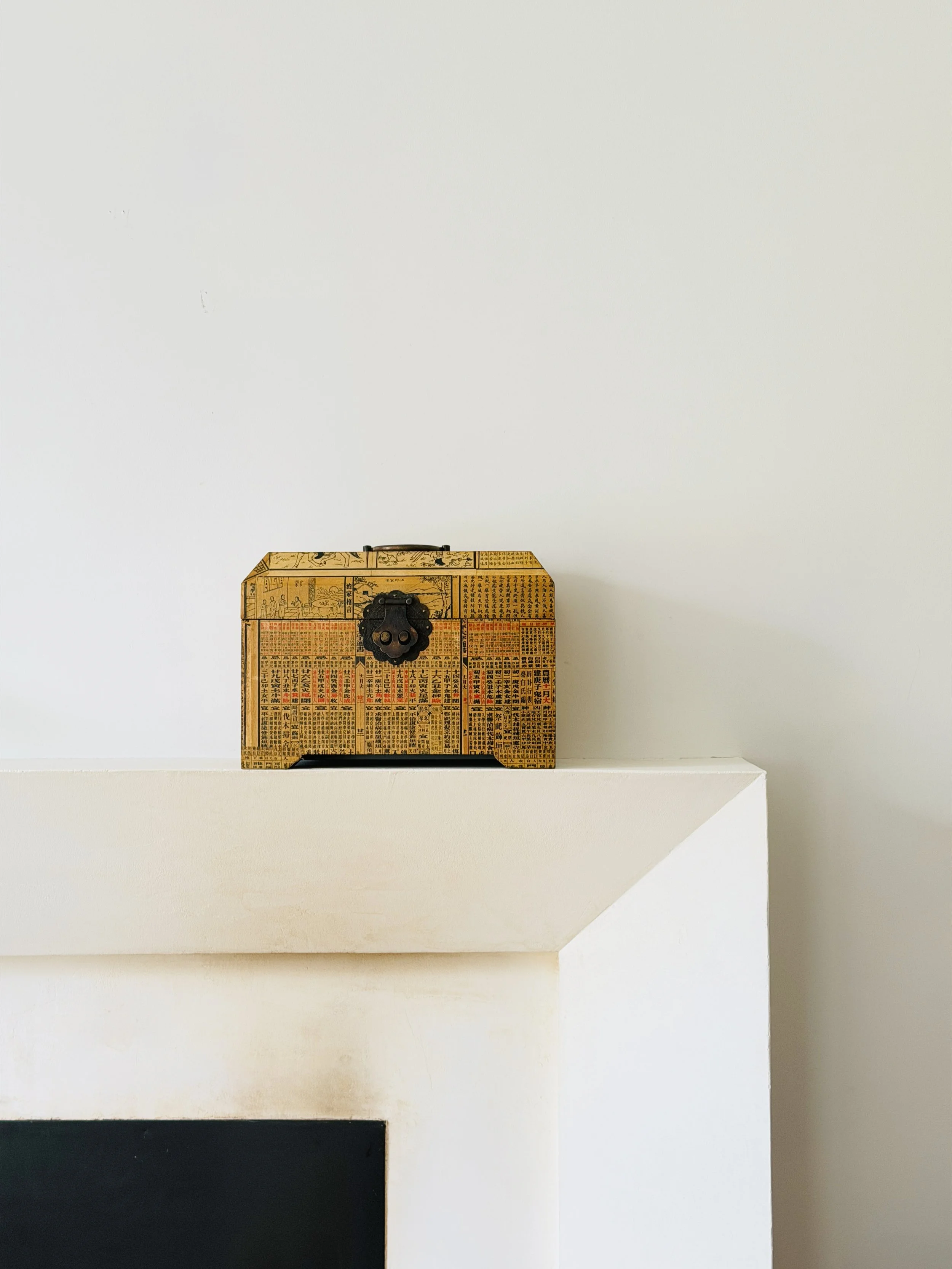 MATERI(A)NTIQUES LARGE DECOUPAGE WOODEN HINGED BOX WITH CHINESE NEWSPRINT 582-A.jpg