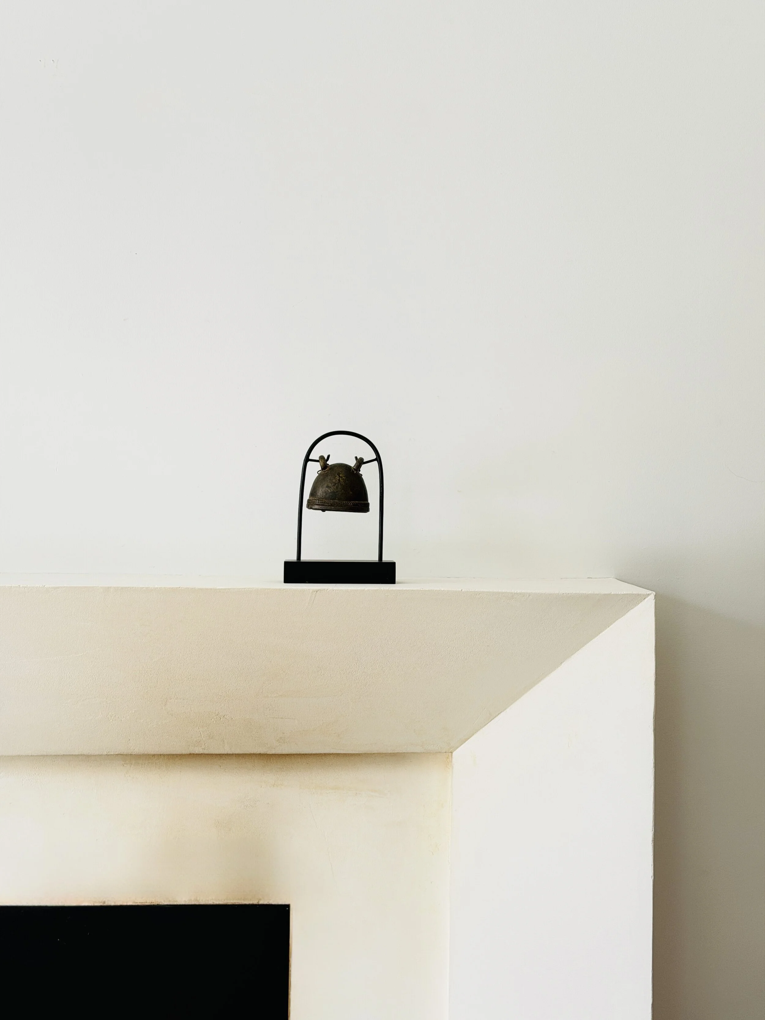 MATERI(A)NTIQUES MEDIUM THAI : BURMESE FARM ANIMAL BRONZE BELL LATE 19TH C. - EARLY 20TH C.; SIMPLE BRAIDED BAND BASE DETAIL 419-A(20.jpg