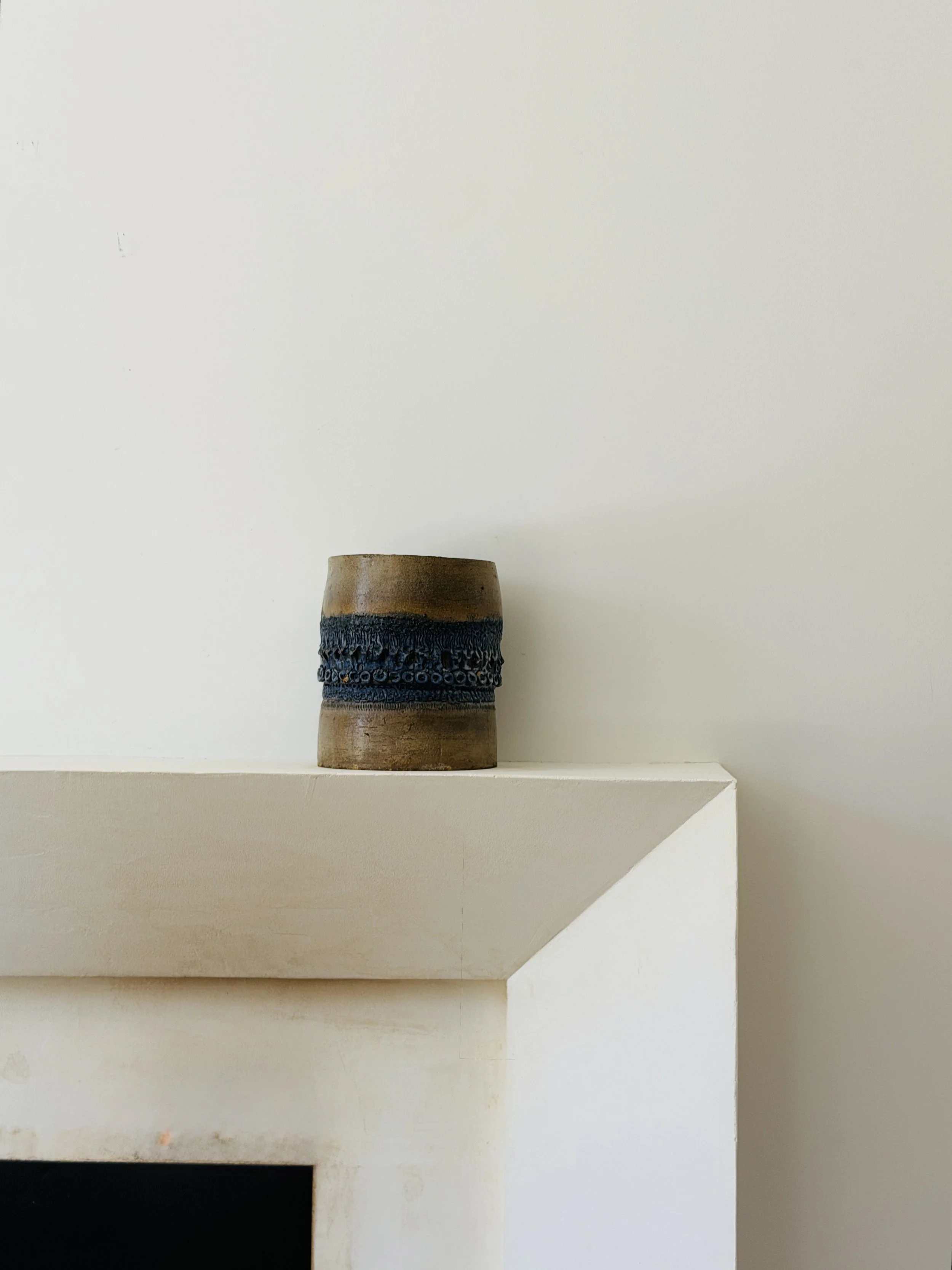 MATERI(A)NTIQUES LARGE CYLINDRICAL STUDIO POTTERY VESSEL; SAND WITH DARK BLUE TEXTURED DECORATIVE DETAIL 536-A(2).jpg