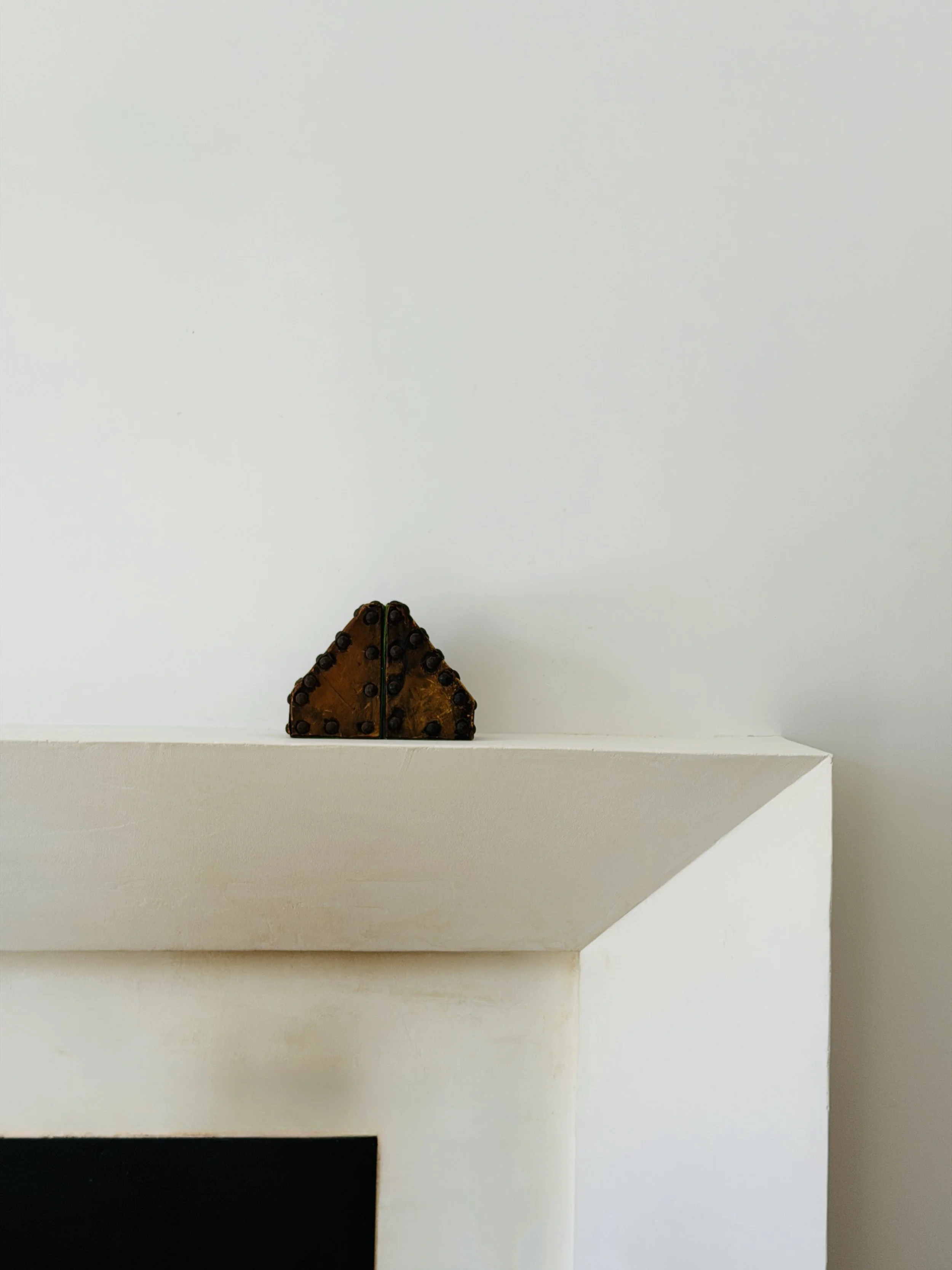 MATERI(A)NTIQUES SET OF WEATHERED COGNAC LEATHER STUDDED AND FELT LINED TRAPAZOIDAL BOOKENDS.jpg