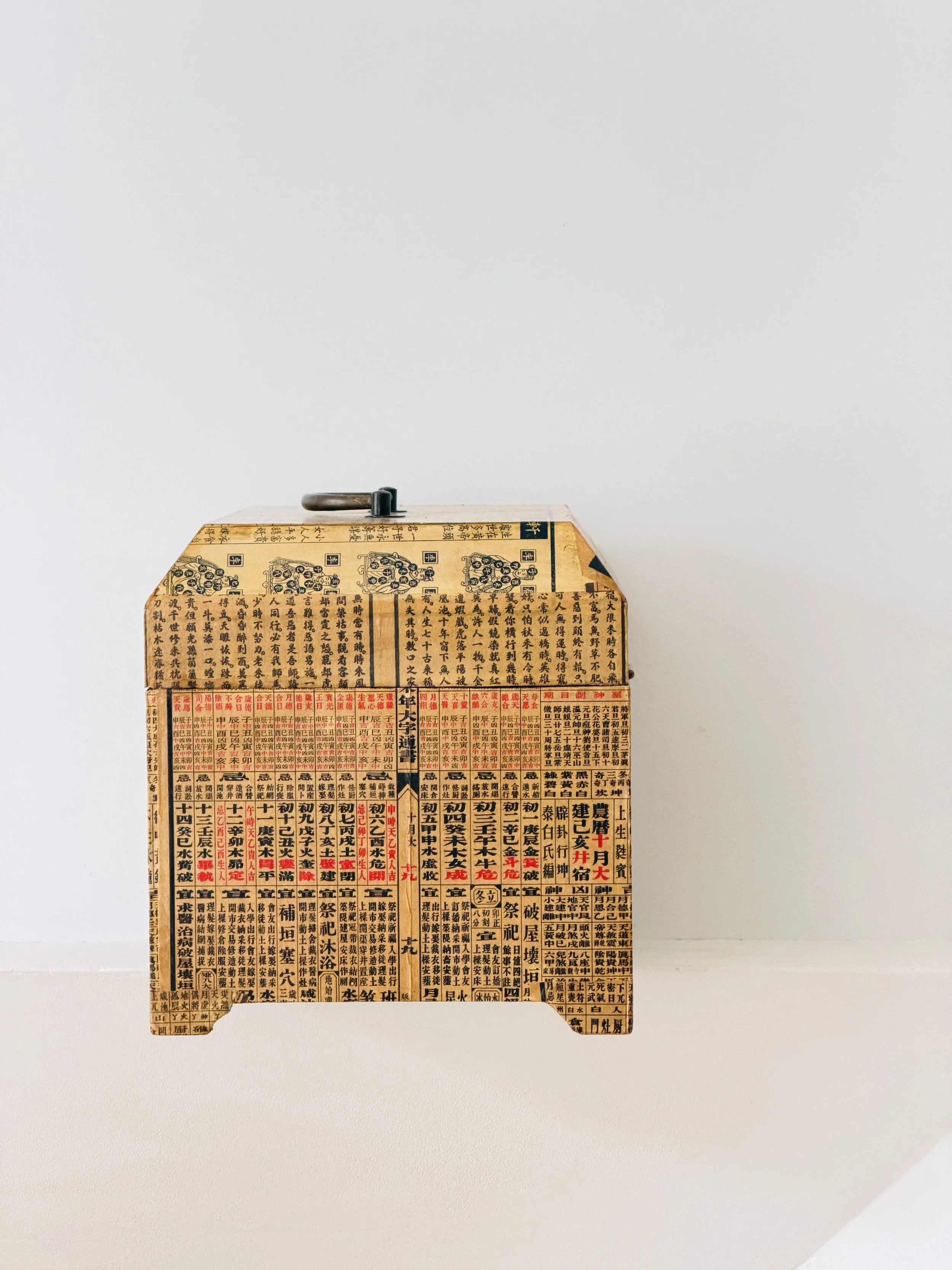 MATERI(A)NTIQUES LARGE DECOUPAGE WOODEN HINGED BOX WITH CHINESE NEWSPRINT 582-A(4).jpg