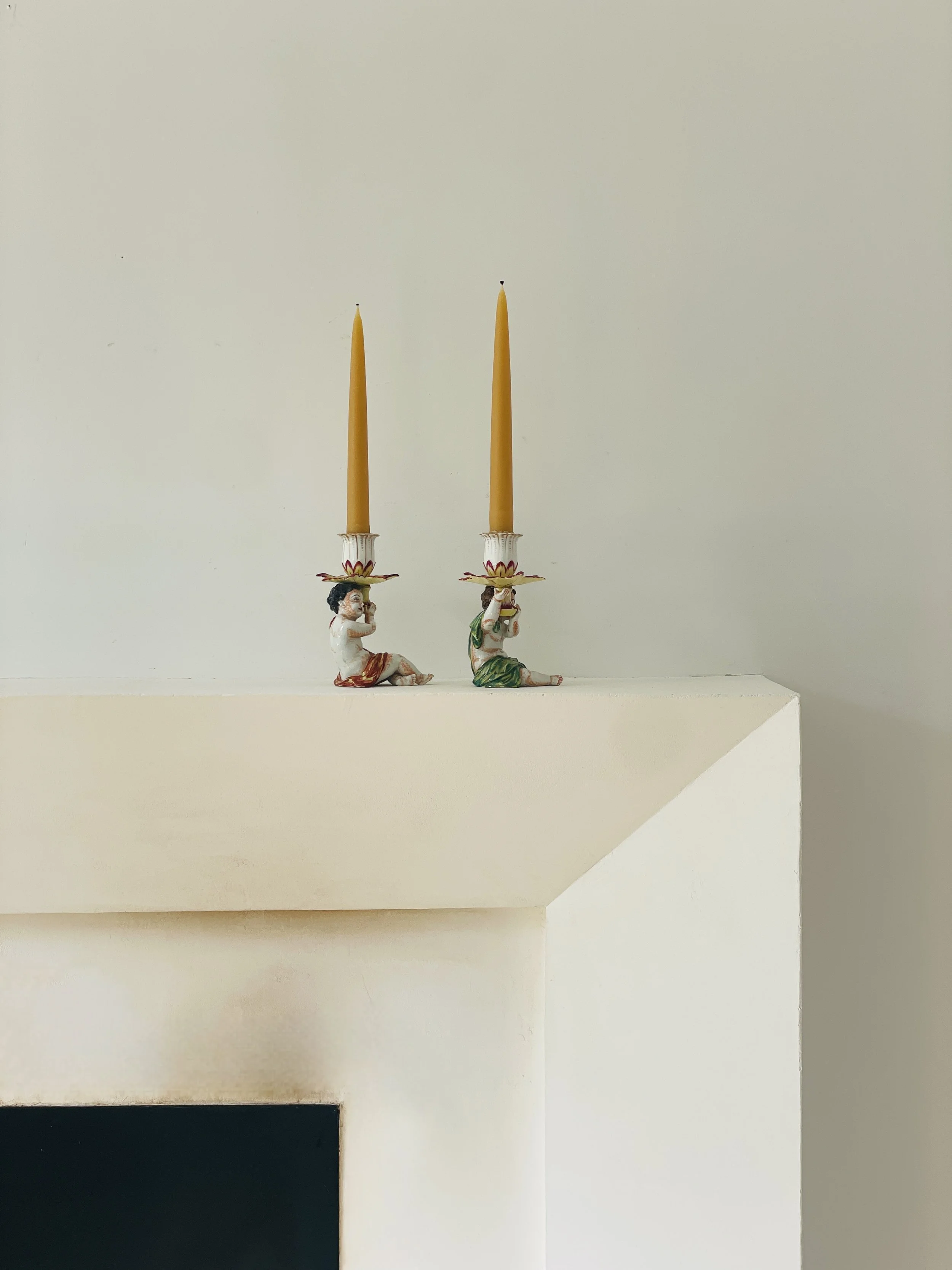 MATERI(A)NTIQUES RED AND GREEN CHERUB WITH FLOWER MOTIF PORCELAIN CANDLESTICK SET(5).jpg