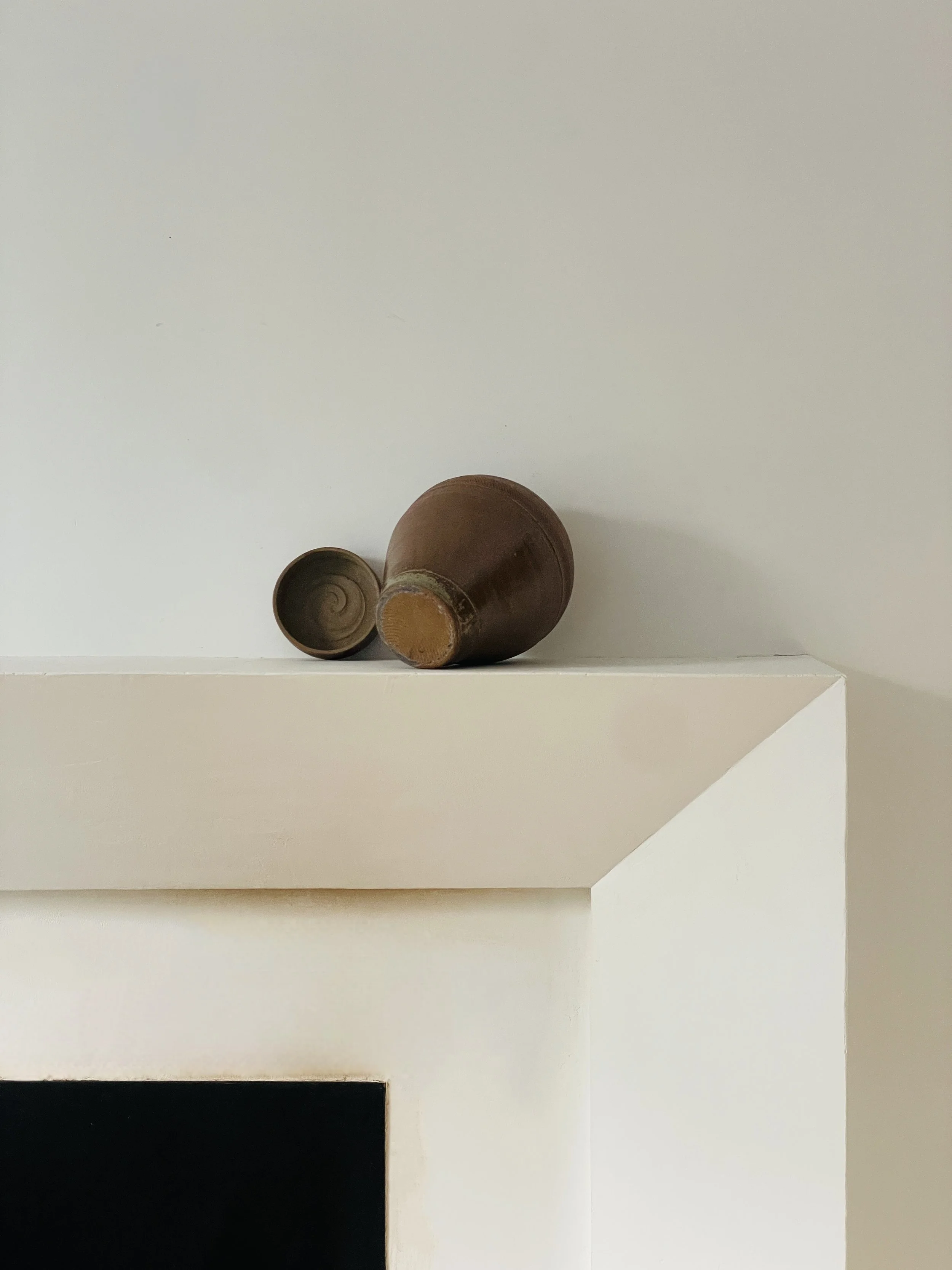 MATERI(A)NTIQUES MEDIUM LIDDED STUDIO POTTERY VASE WITH SURFACE DESIGN(6).jpg