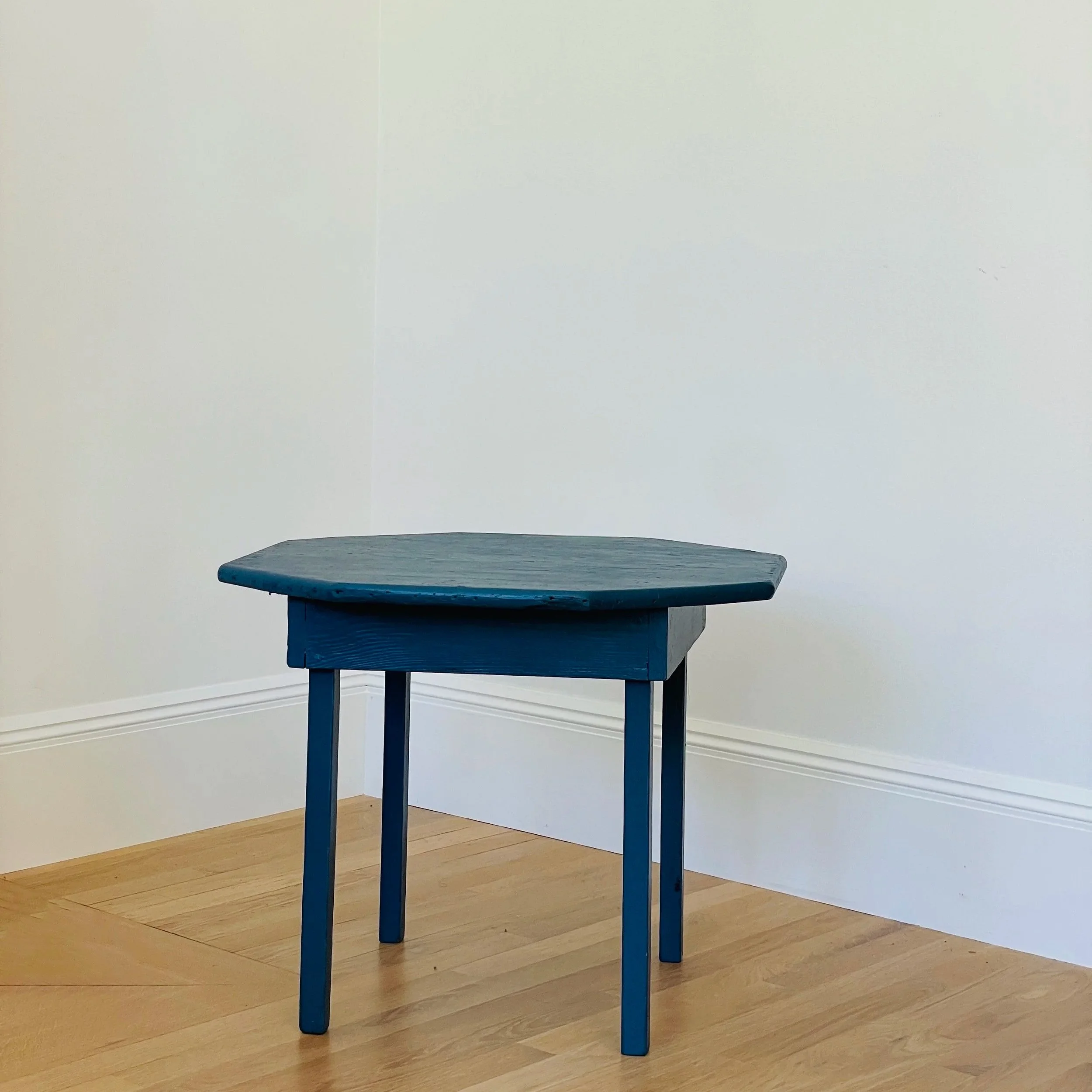 MATERI%28A%29NTIQUES+BLUE+PAINTED+WOOD+CHILDRENS+TABLE+AND+CHAIRS+SET%286%29.jpg