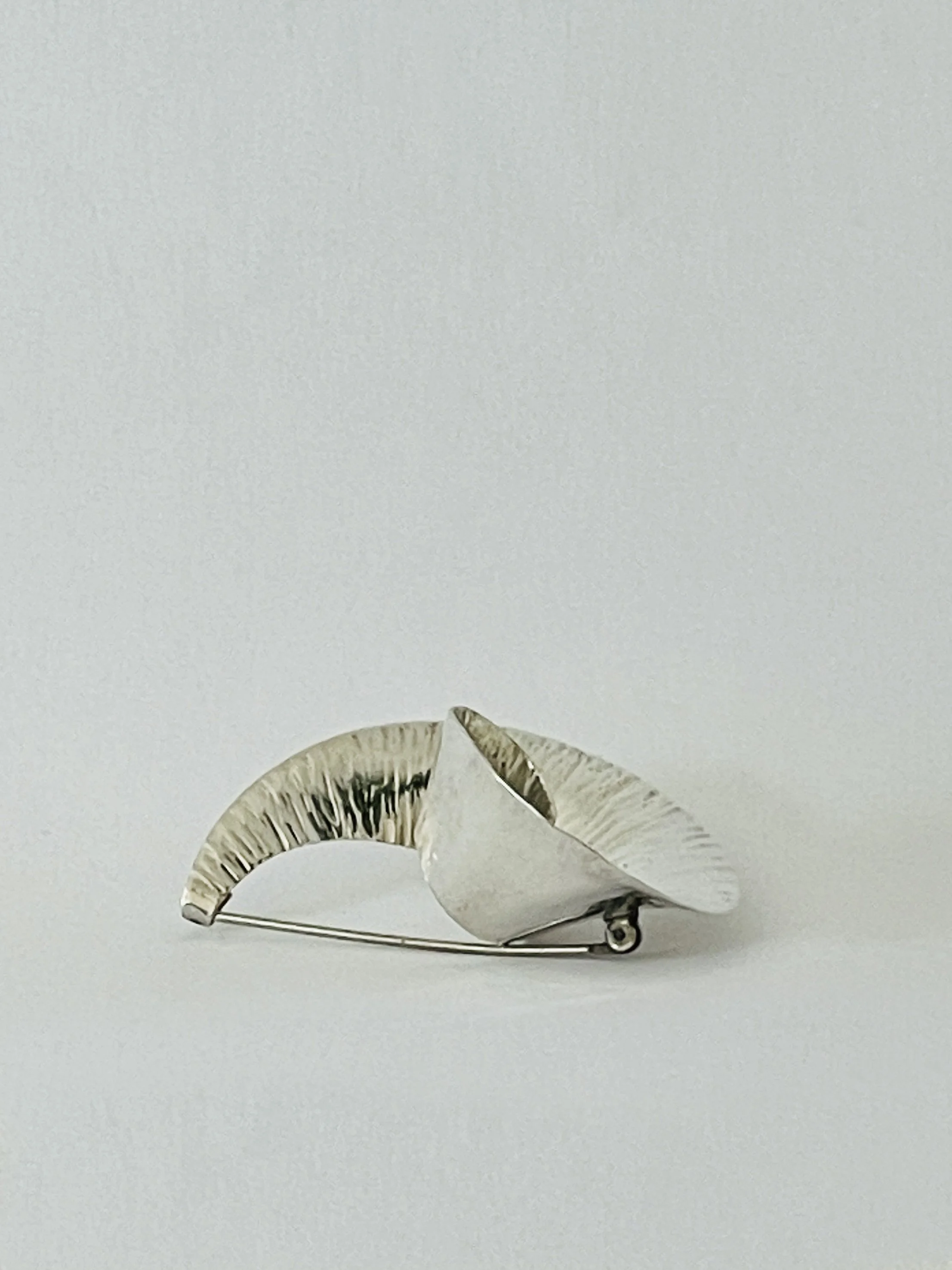 MATERI(A)NTIQUES UNISEX STERLING SPIRAL BROOCH(4).jpg