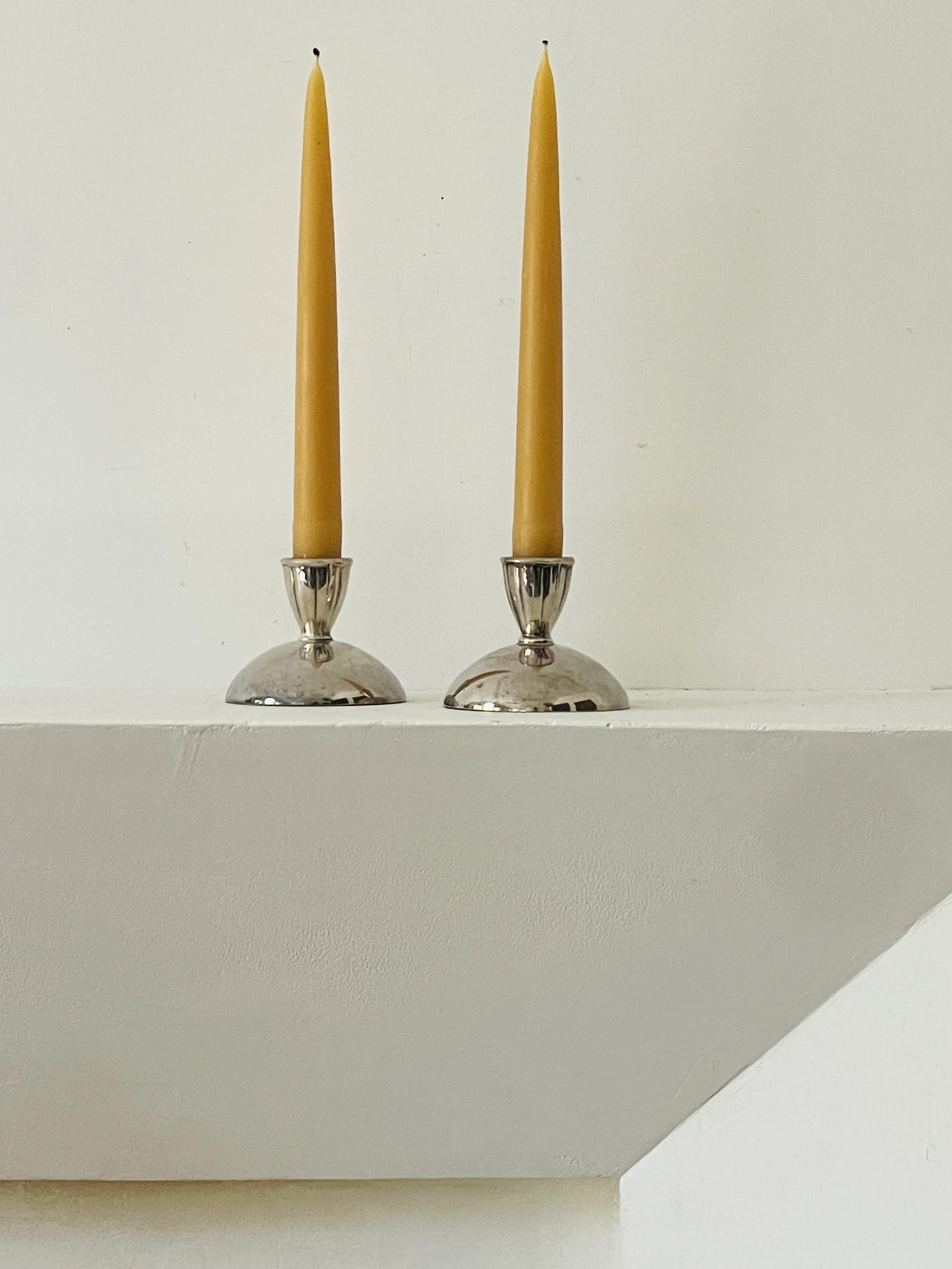 MATERI(A)NTIQUES MID CENTURY SILVER PLATE SHORT ROUNDED CANDLESTICK SET(2).jpg