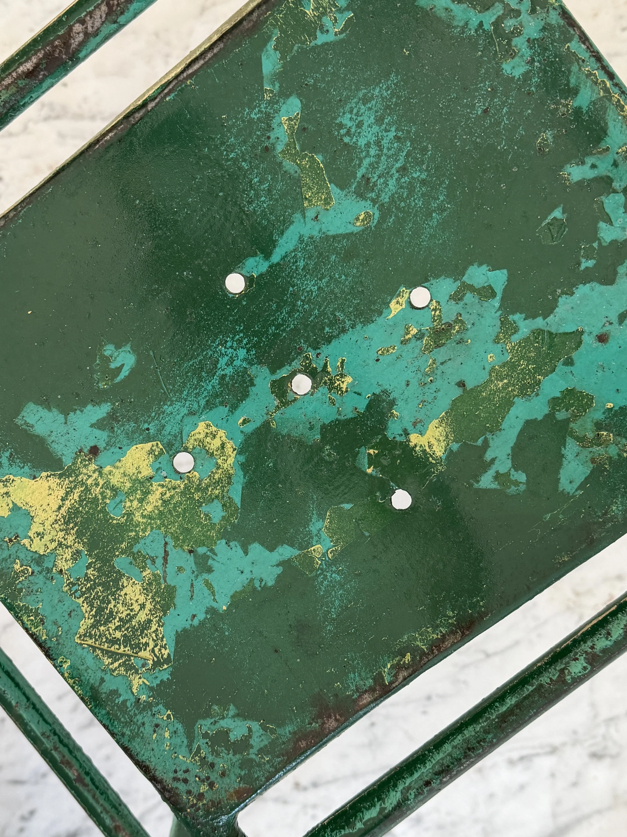 MATERI(A)NTIQUES SET OF 4 EMERALD GREEN PAINTED METAL SIDE CHAIRS(6).jpg