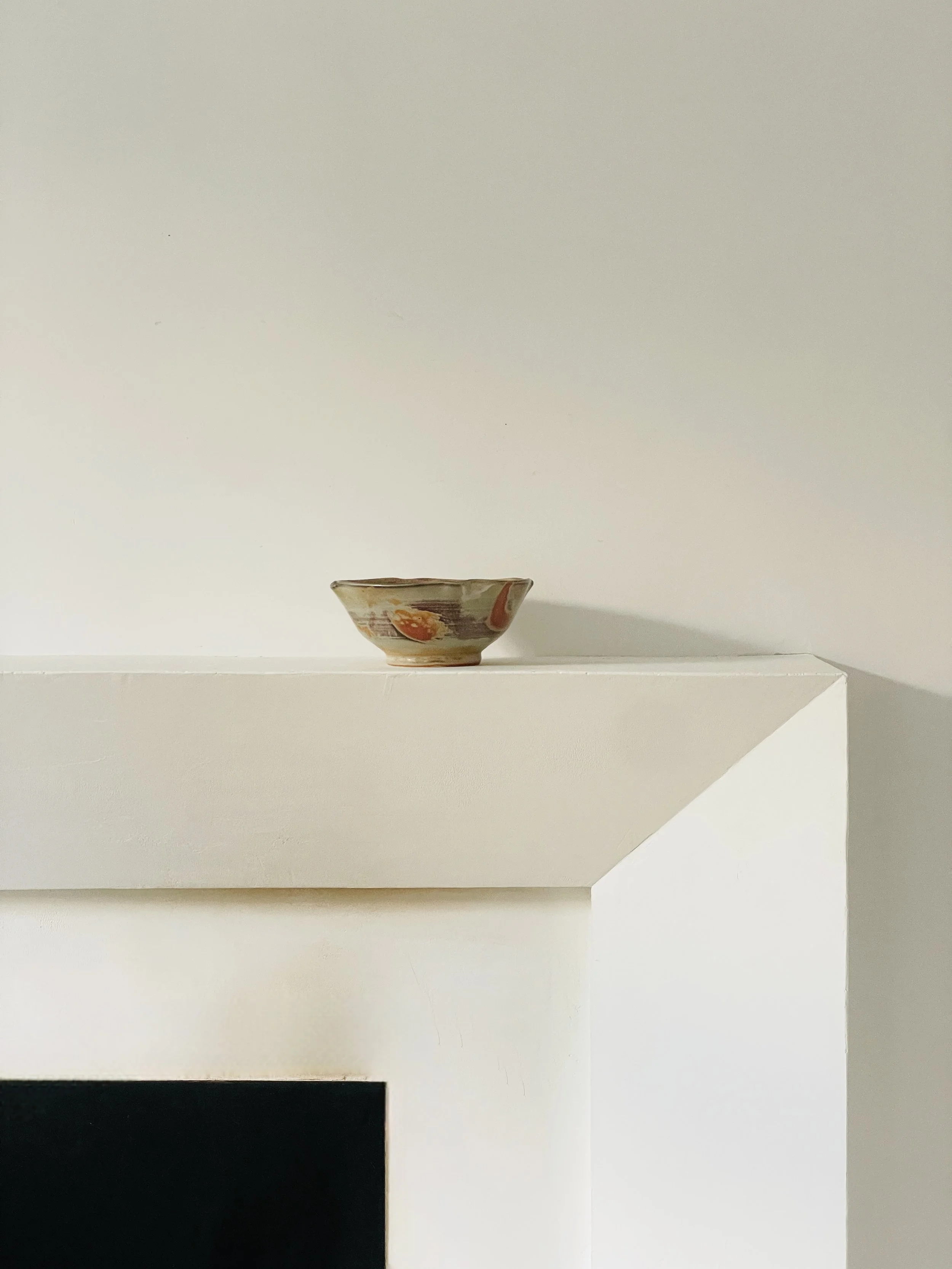 MATERI(A)NTIQUES SMALL ORANGE / MULTI CERAMIC DISH