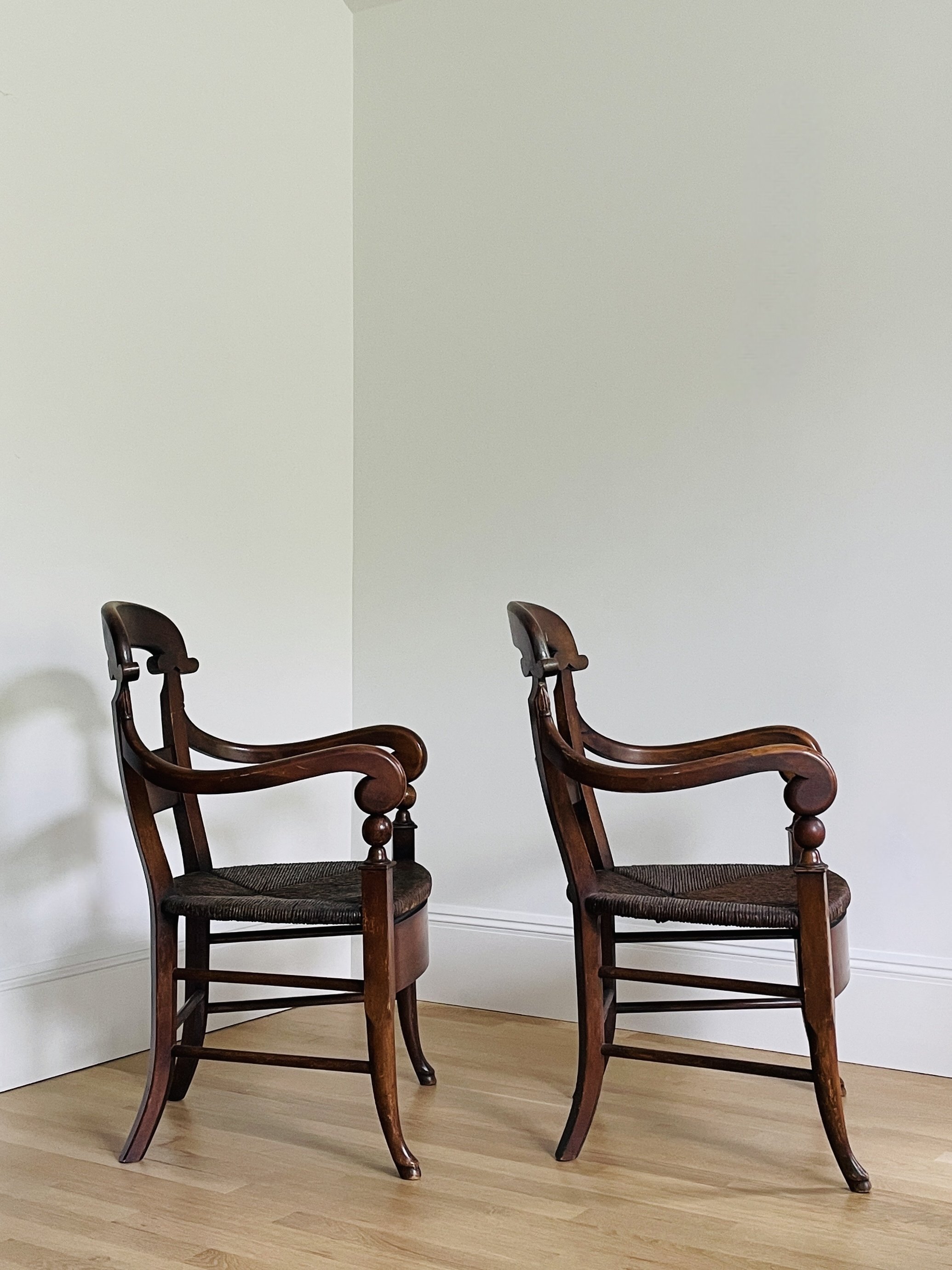MATERI(A)NTIQUES STAINED WOOD 4 PC DINING CHAIR SET(6).jpg