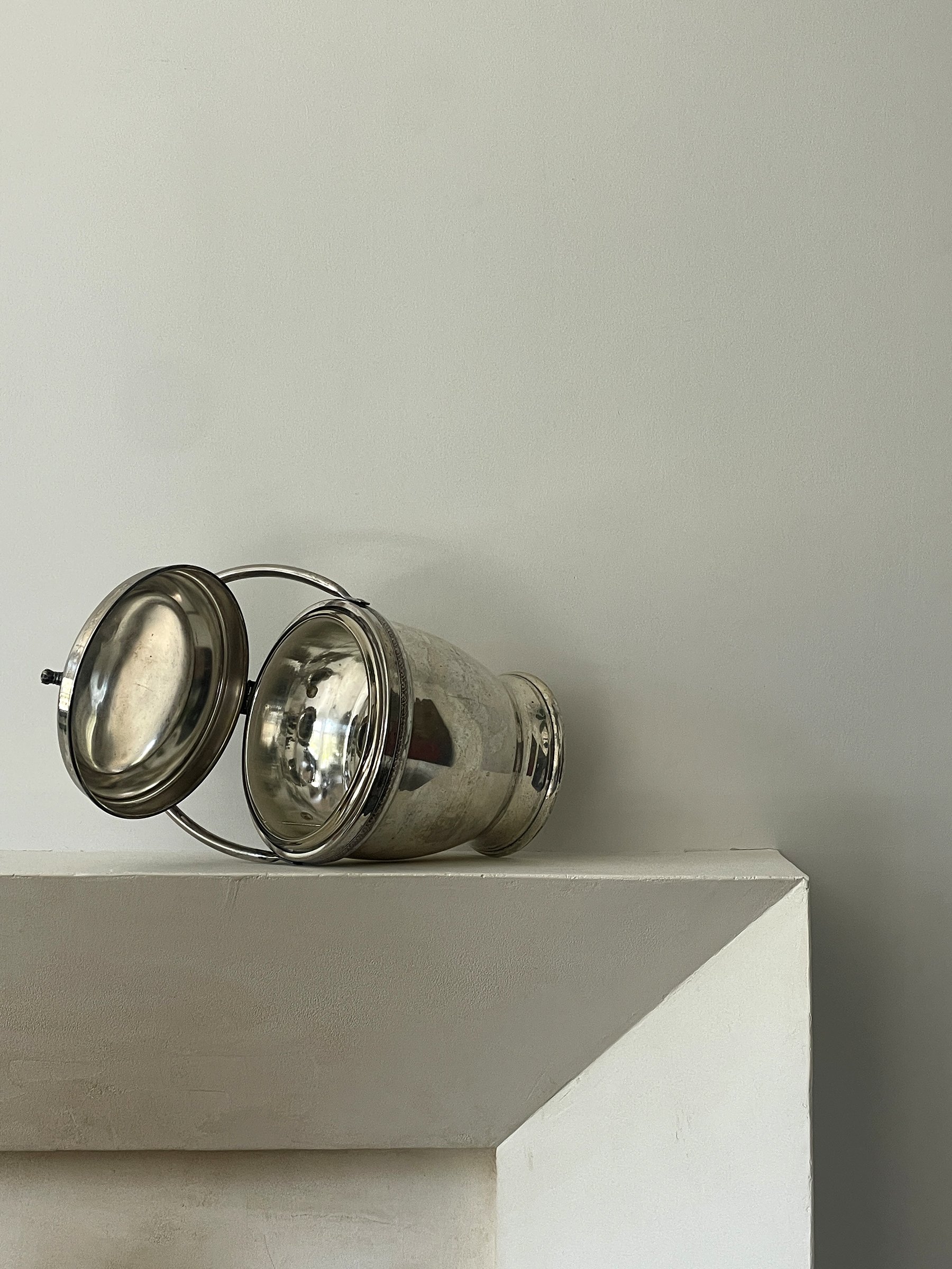 MATERI(A)NTIQUES SILVER PLATE FLIP-TOP ICE BUCKET(3).jpg