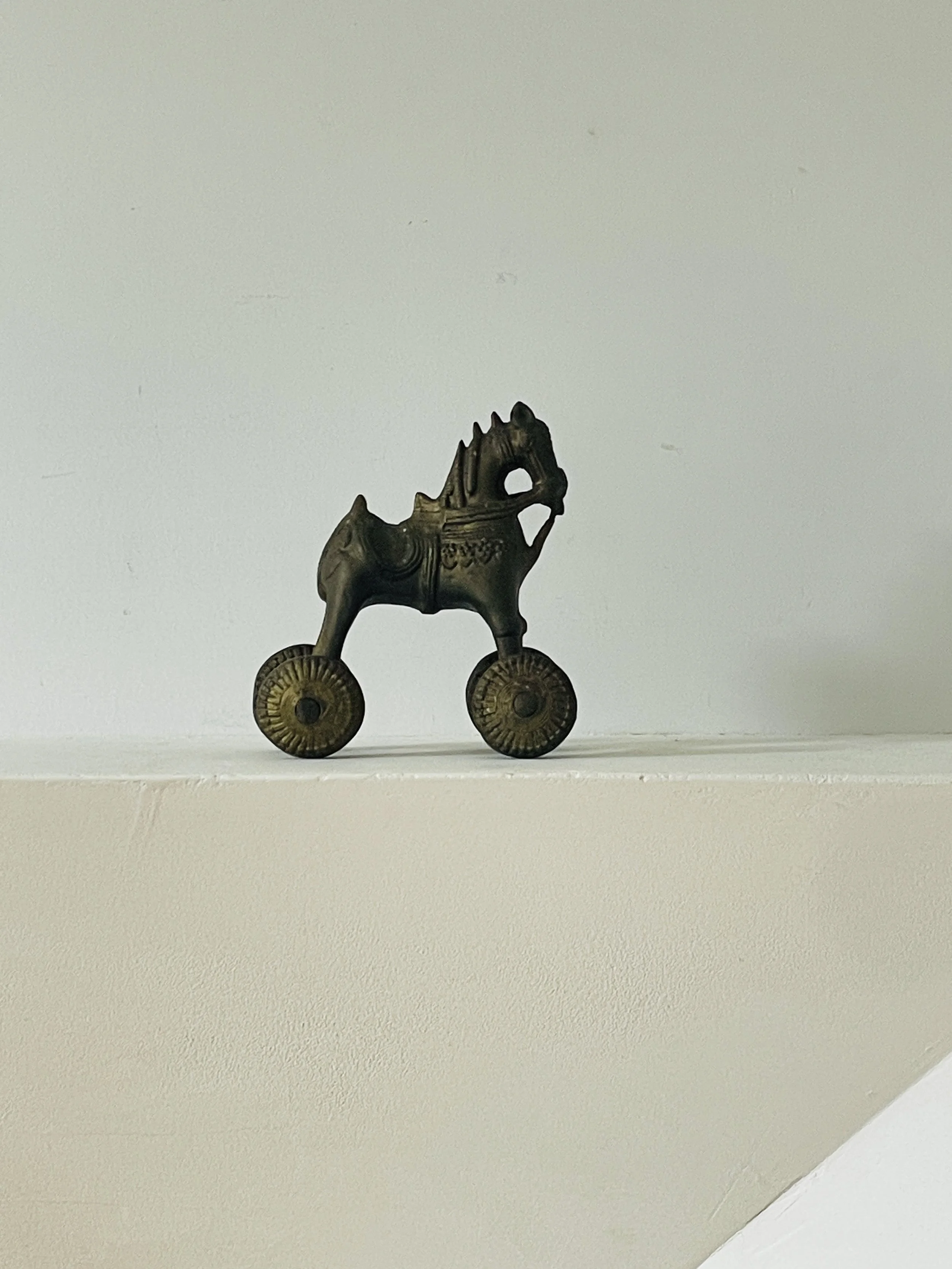 MATERI(A)NTIQUES BRASS TOY HORSE WITH PARTIALLY MOBILE WHEELS(2).jpg