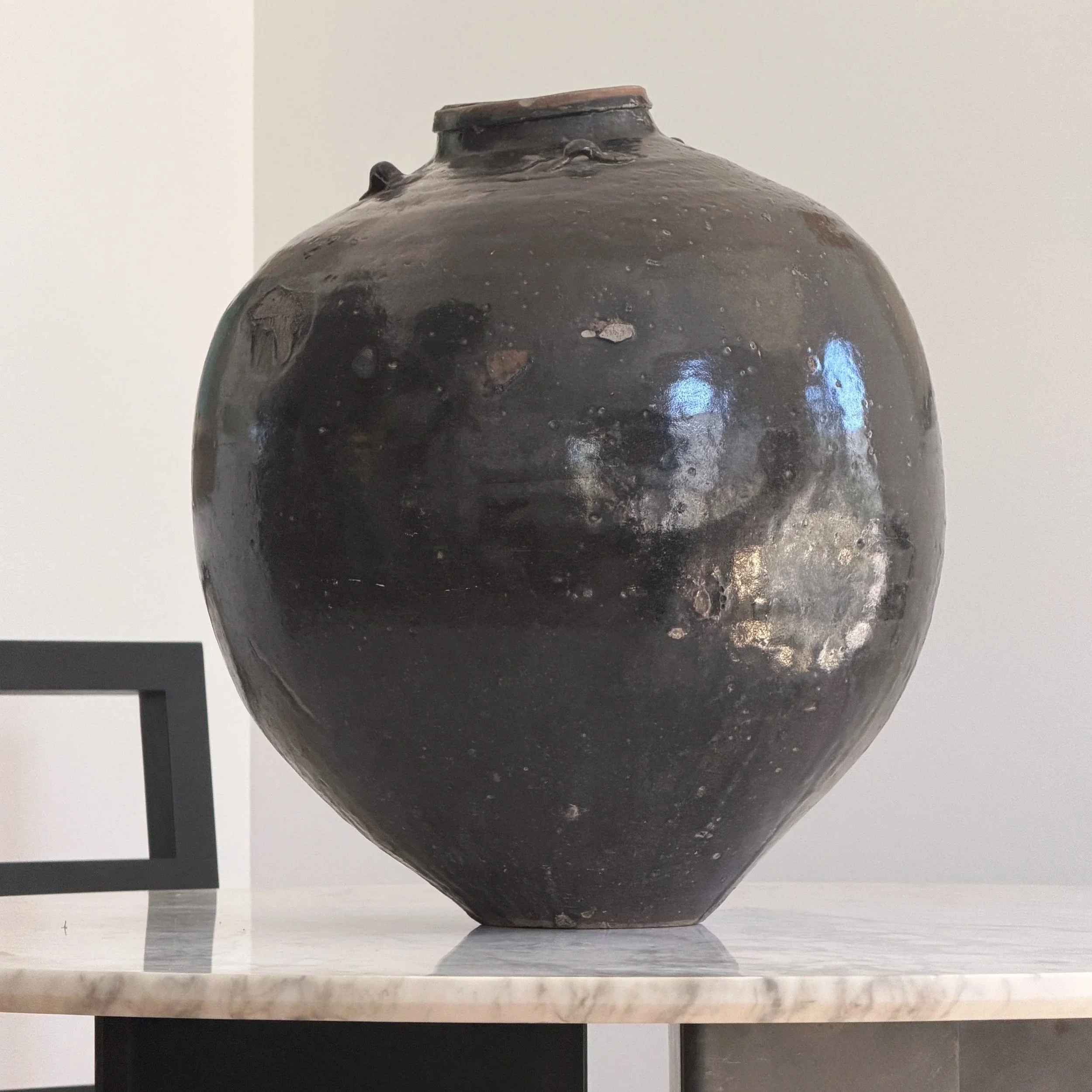 MATERI%28A%29NTIQUES+LARGE+DARK+BROWN+ROUND+CHINESE+URN+WITH+SMALL+HANDLE+DETAILS+561-A%282%29.jpg