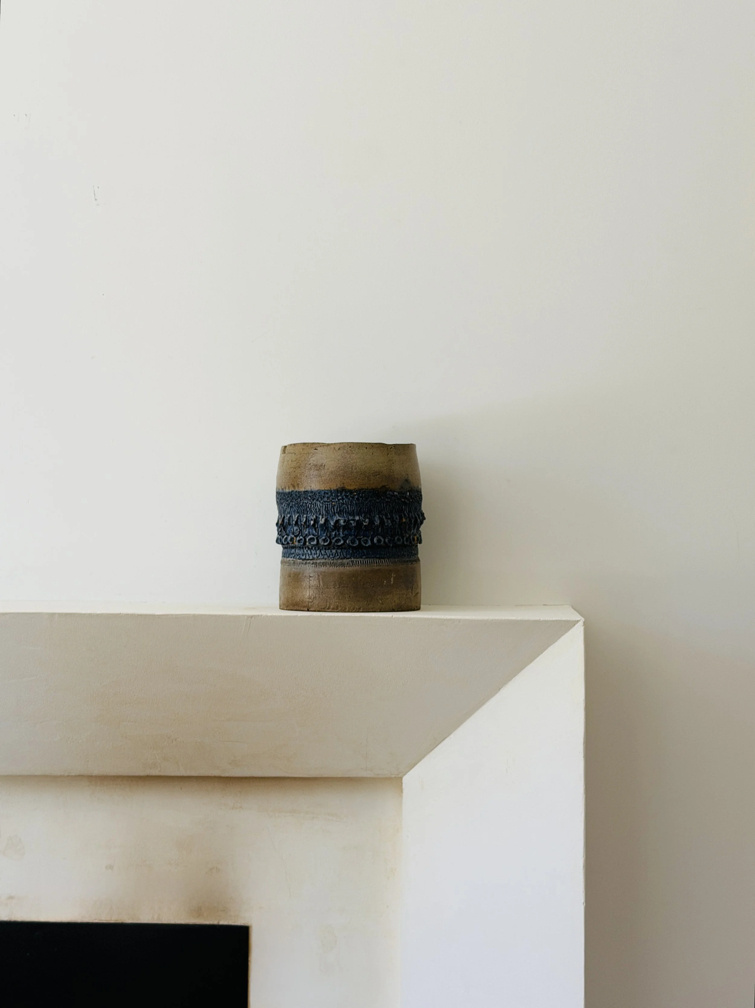 MATERI(A)NTIQUES LARGE CYLINDRICAL STUDIO POTTERY VESSEL; SAND WITH DARK BLUE TEXTURED DECORATIVE DETAIL 536-A(4).jpg