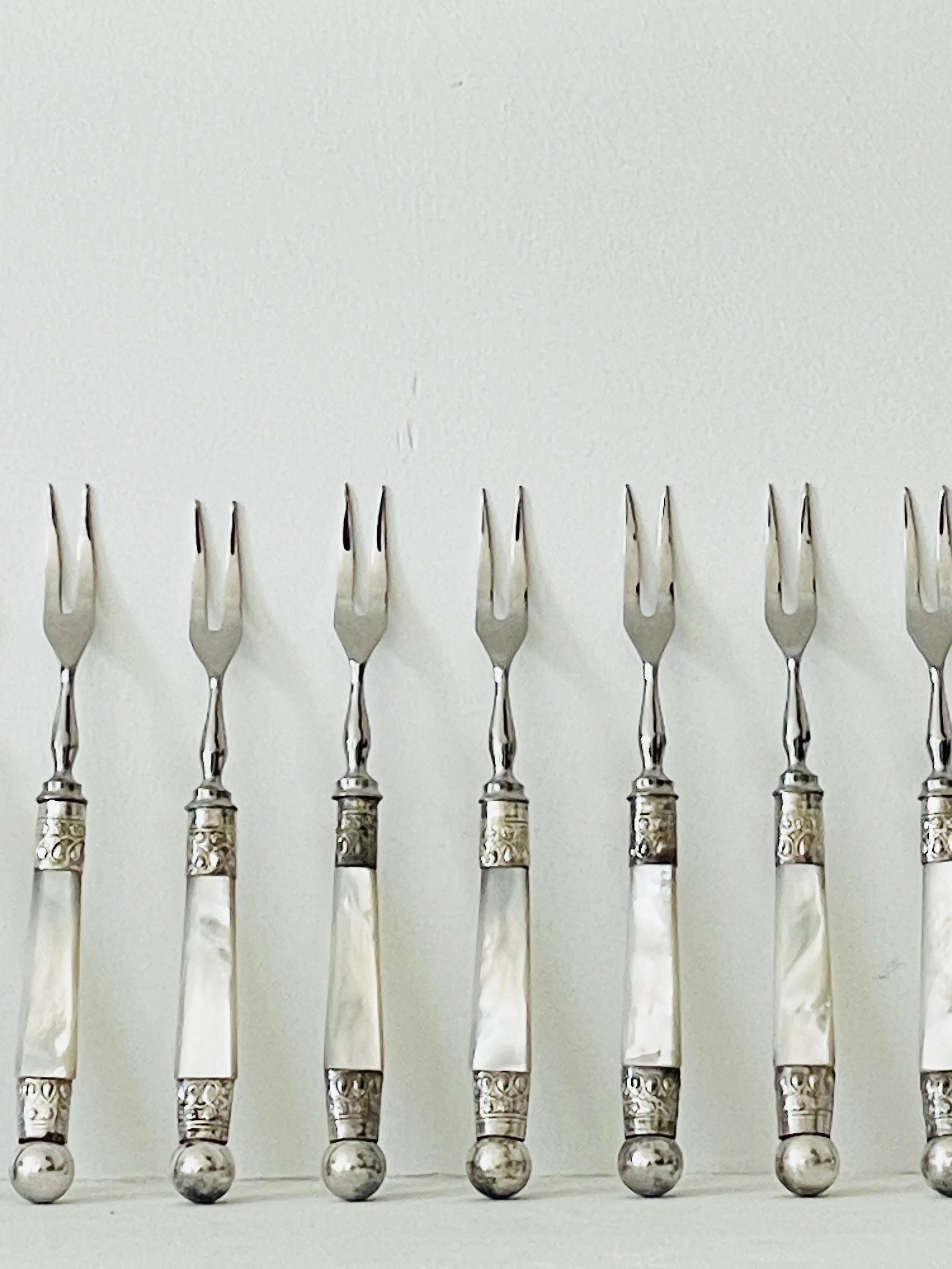 MATERI(A)NTIQUES SET OF 8 SMALL WHITE MOTHER OF PEARL AND METAL APPETIZER FORKS(2).jpg