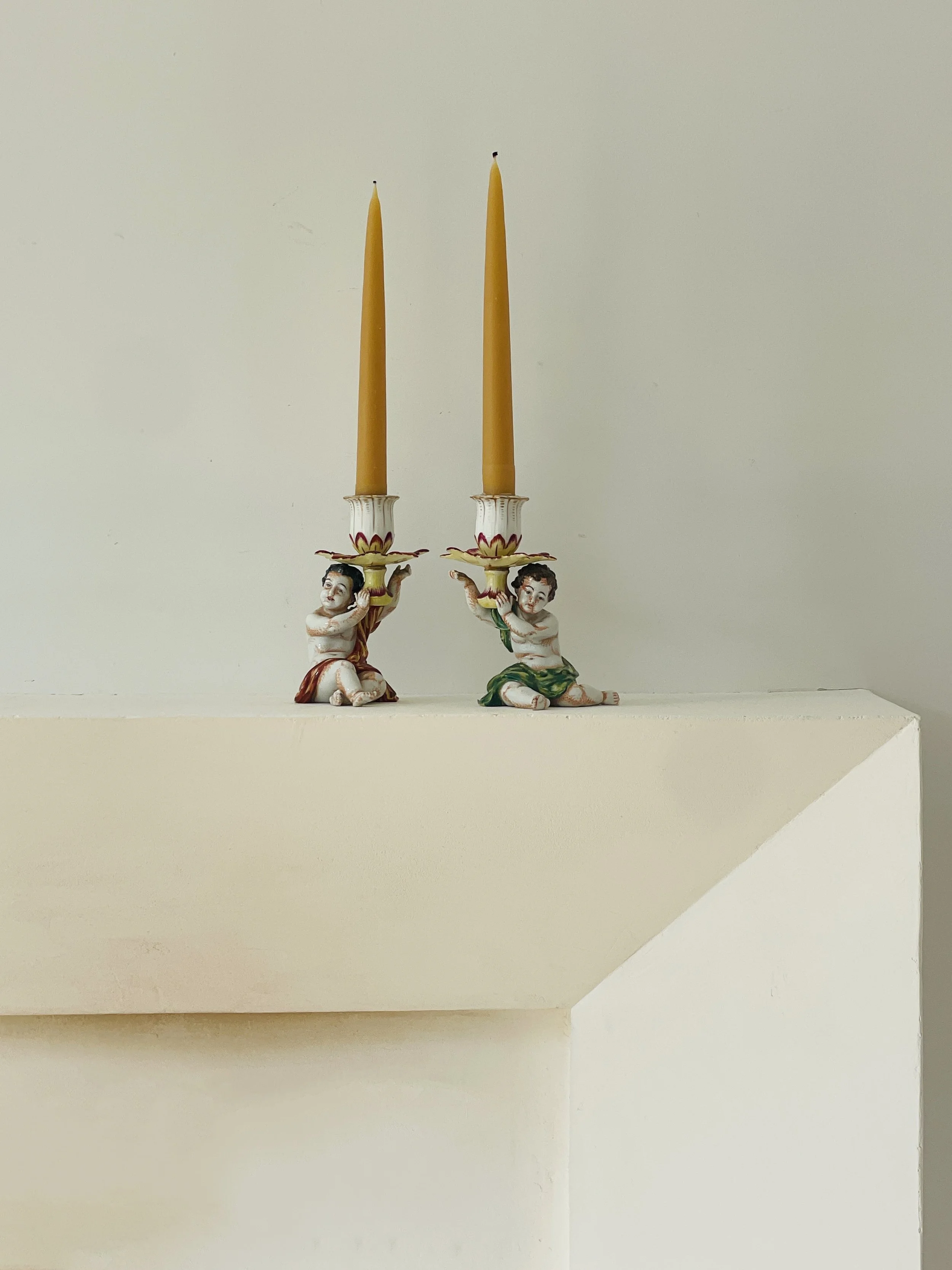 MATERI(A)NTIQUES RED AND GREEN CHERUB WITH FLOWER MOTIF PORCELAIN CANDLESTICK SET(7).jpg