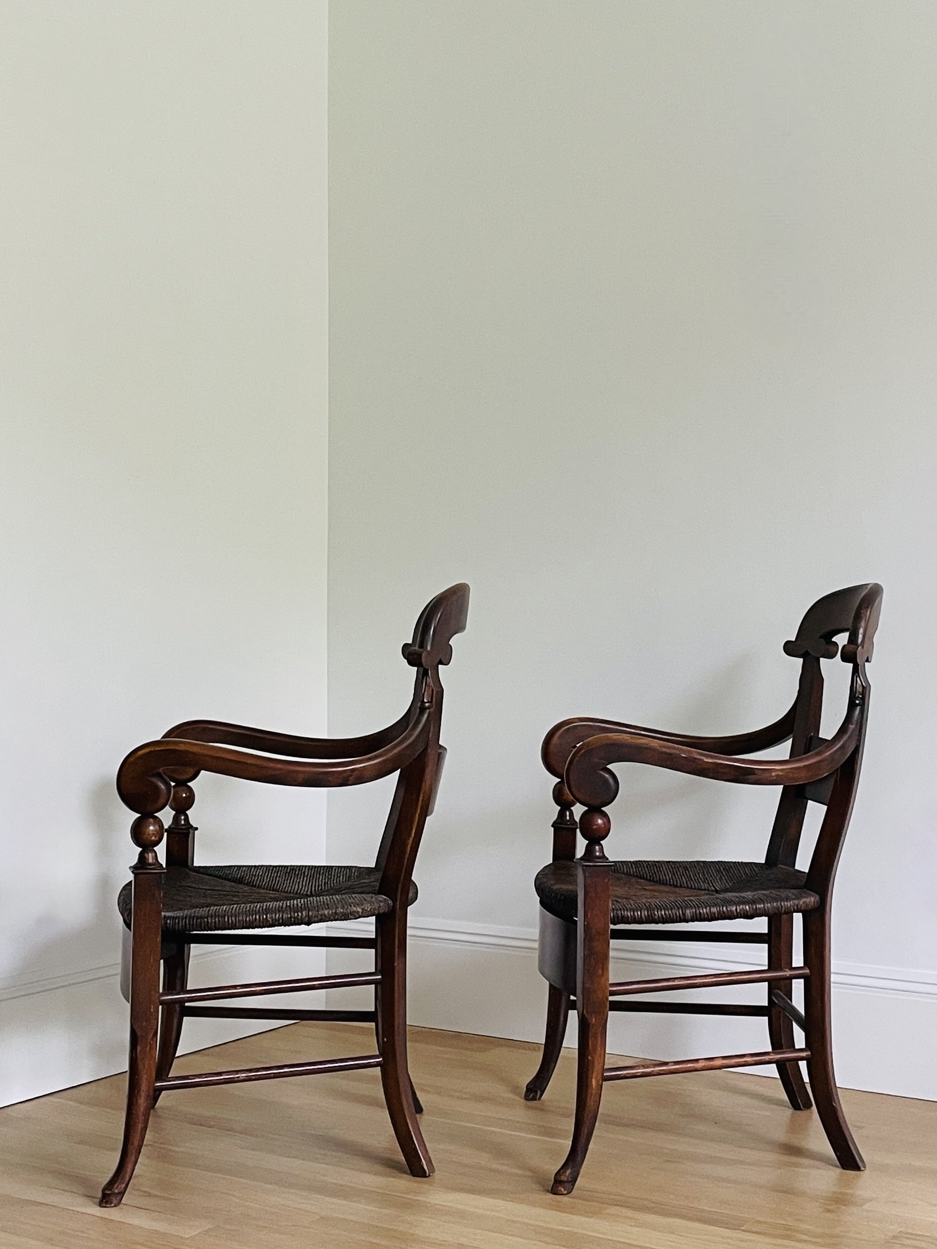 MATERI(A)NTIQUES STAINED WOOD 4 PC DINING CHAIR SET(8).jpg