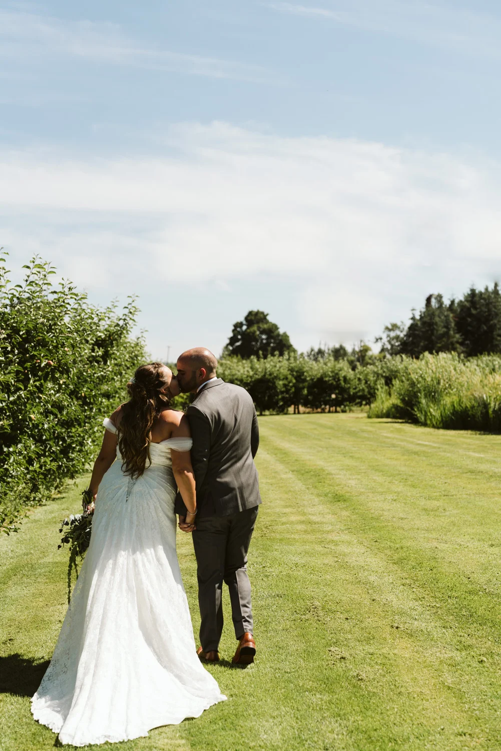 snohomish washington summer wedding - swan trails farm - jess &amp; eric - seattle wedding photographer