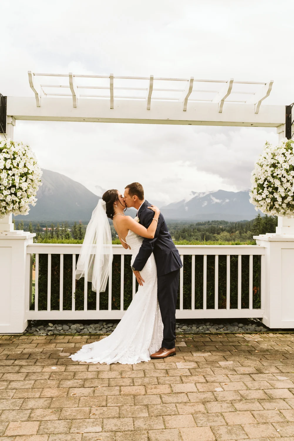 Snoqualmie outdoor wedding - The Club at Snoqualmie Ridge - laura &amp; cameron - pnw wedding photographer