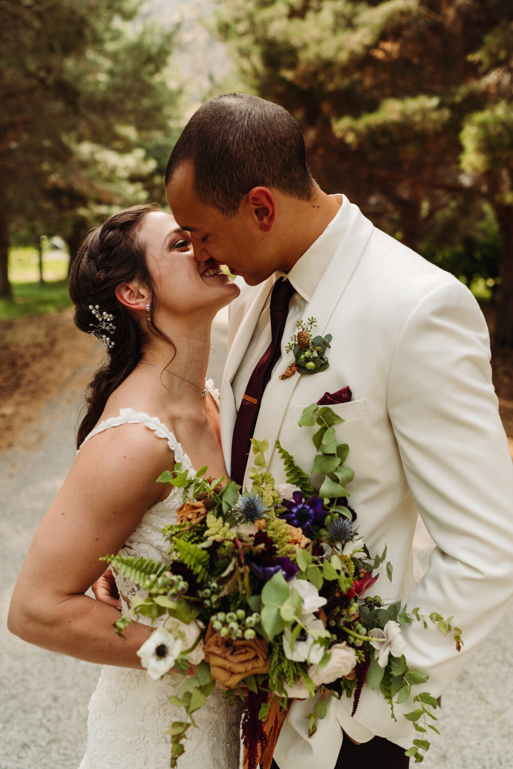 Chelan Wedding Photos - Shadow Mountain Event Venue Wedding - aleah + jeremy - chelan wedding photographer april yentas