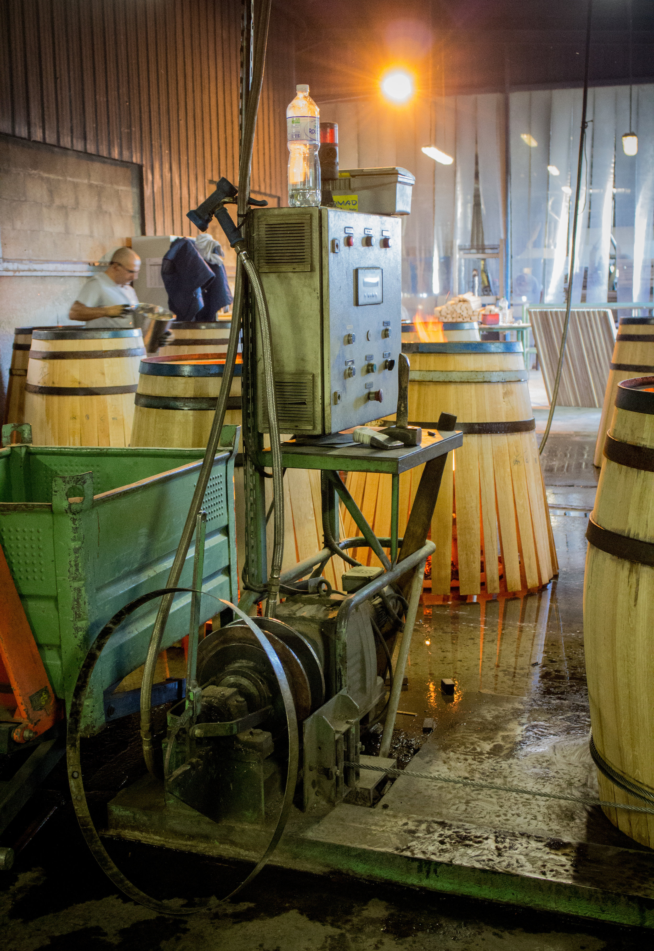 This little machine is in charge of tautening the cable that bends the staves.
